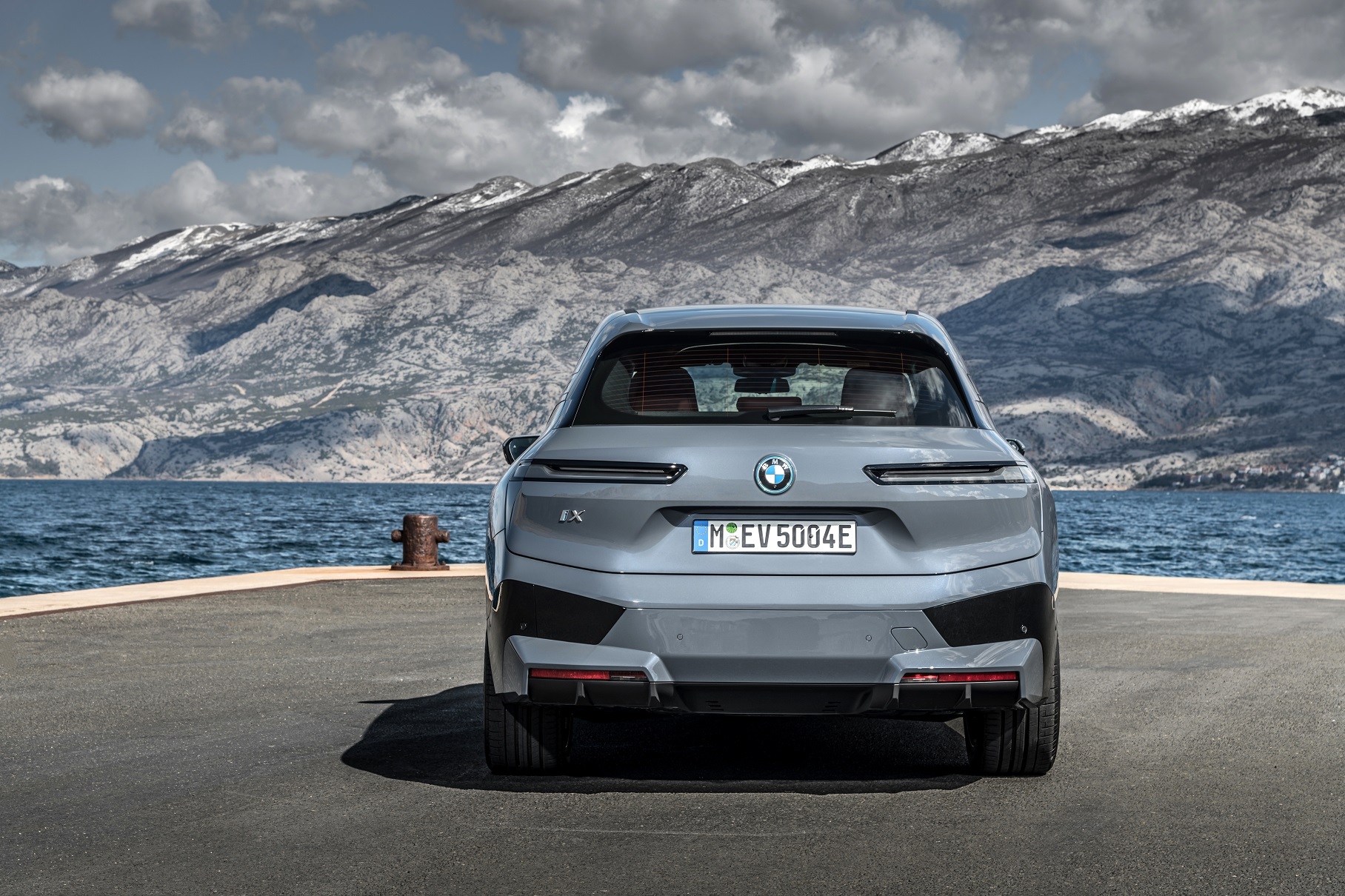 В Россию привезут кроссовер BMW iX: известны цены