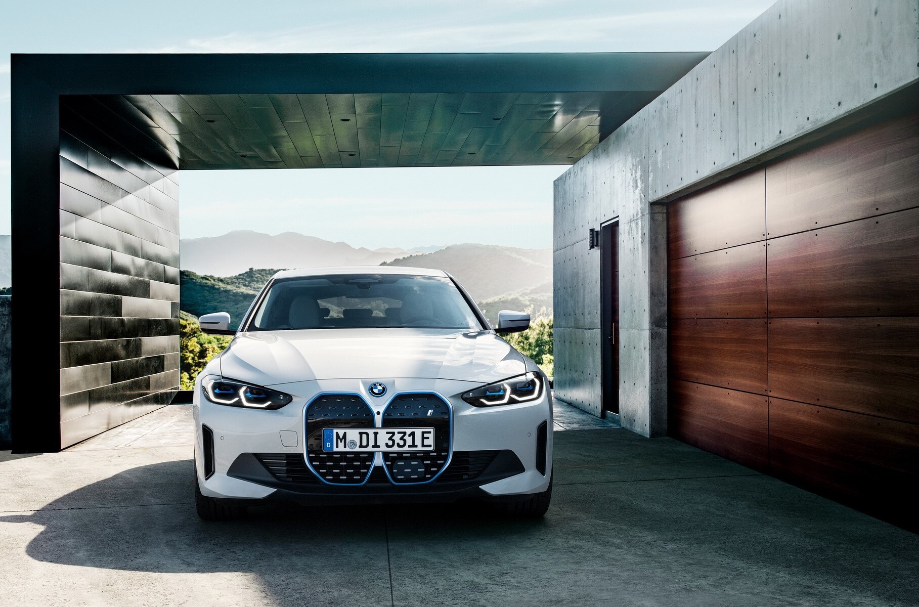 BMW раскрыла характеристики и цены электрического i4