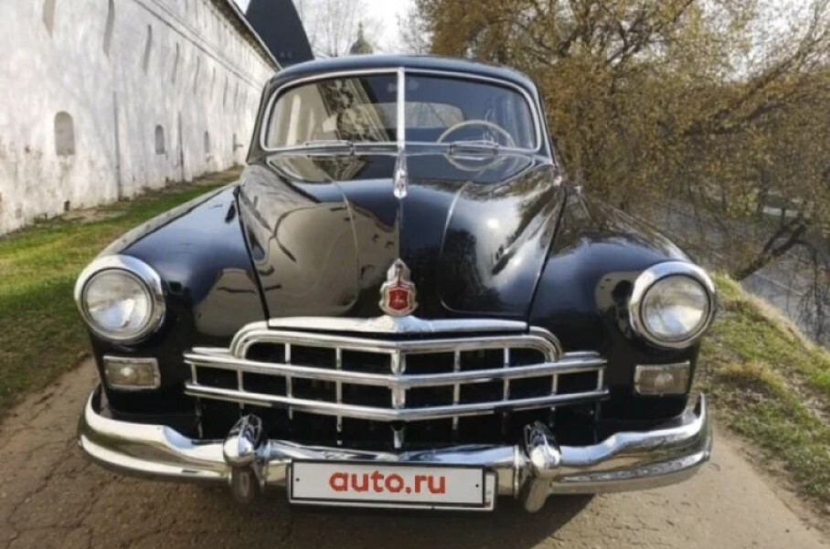 65-летний ГАЗ-12 ЗИМ из частной коллекции продают в Москве за 7,7 миллиона рублей. Раритетный седан сохранился в идеальном состоянии