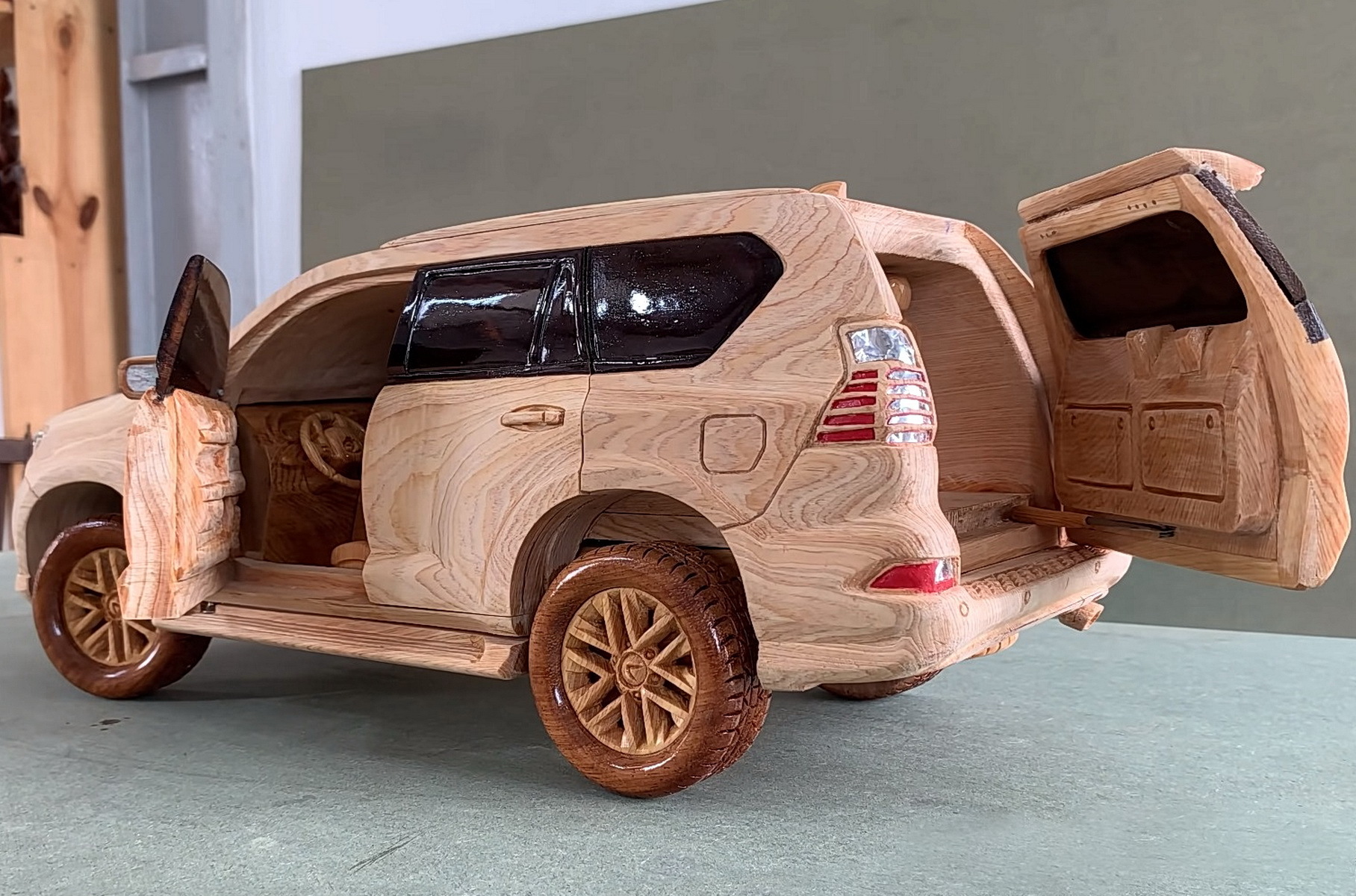 Видео: из куска дерева сделали точную копию Lexus GX