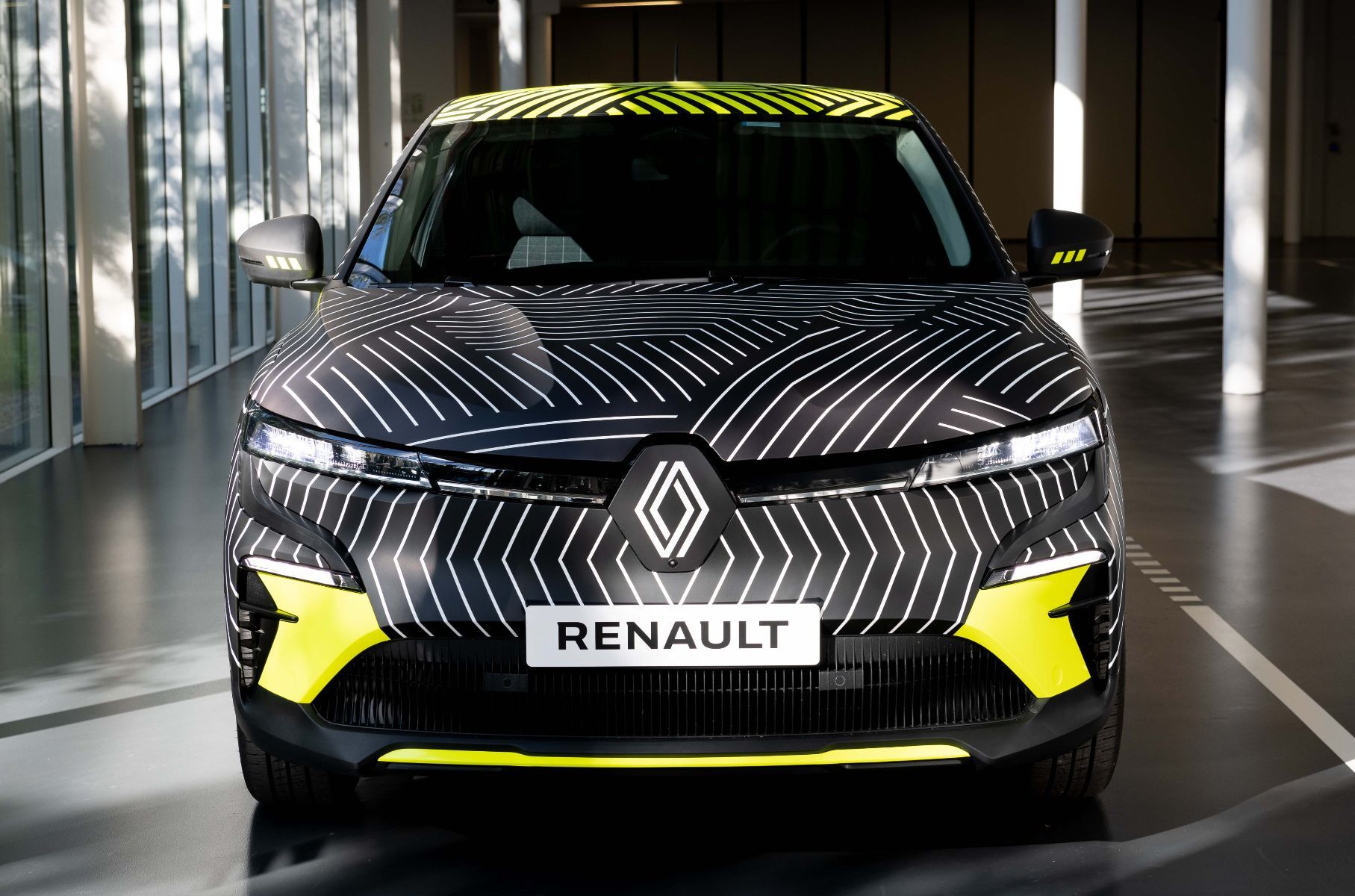 Renault раскрыла подробности об электрическом MeganE