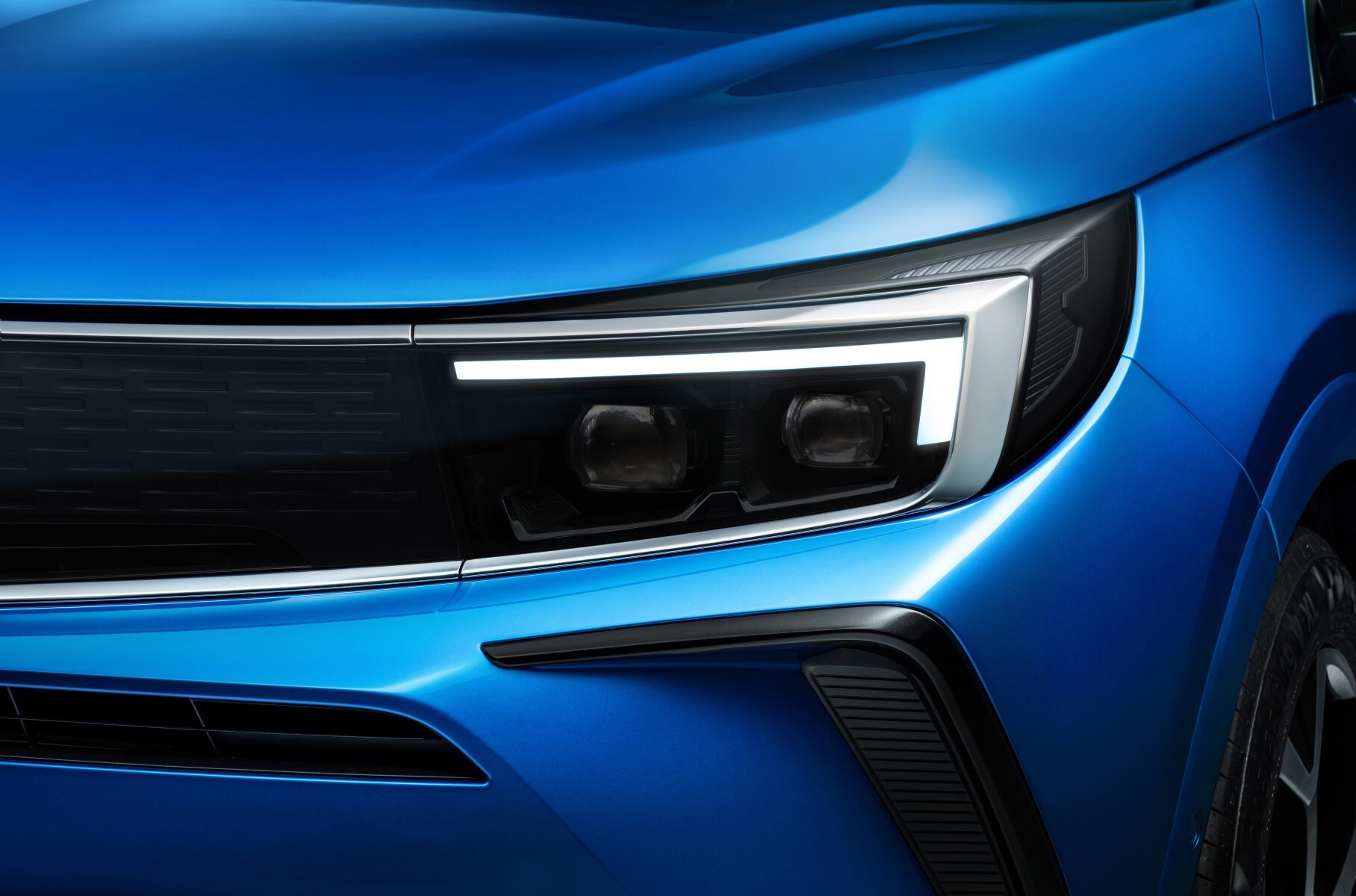 Фары со 168 светодиодами и цифровой кокпит: Opel обновила кроссовер Grandland
