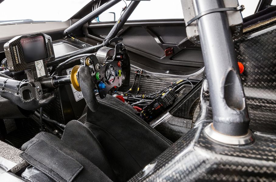Семилетний гоночный Mercedes-AMG, побеждавший на Нюрбургринге, продают по цене Bugatti Veyron