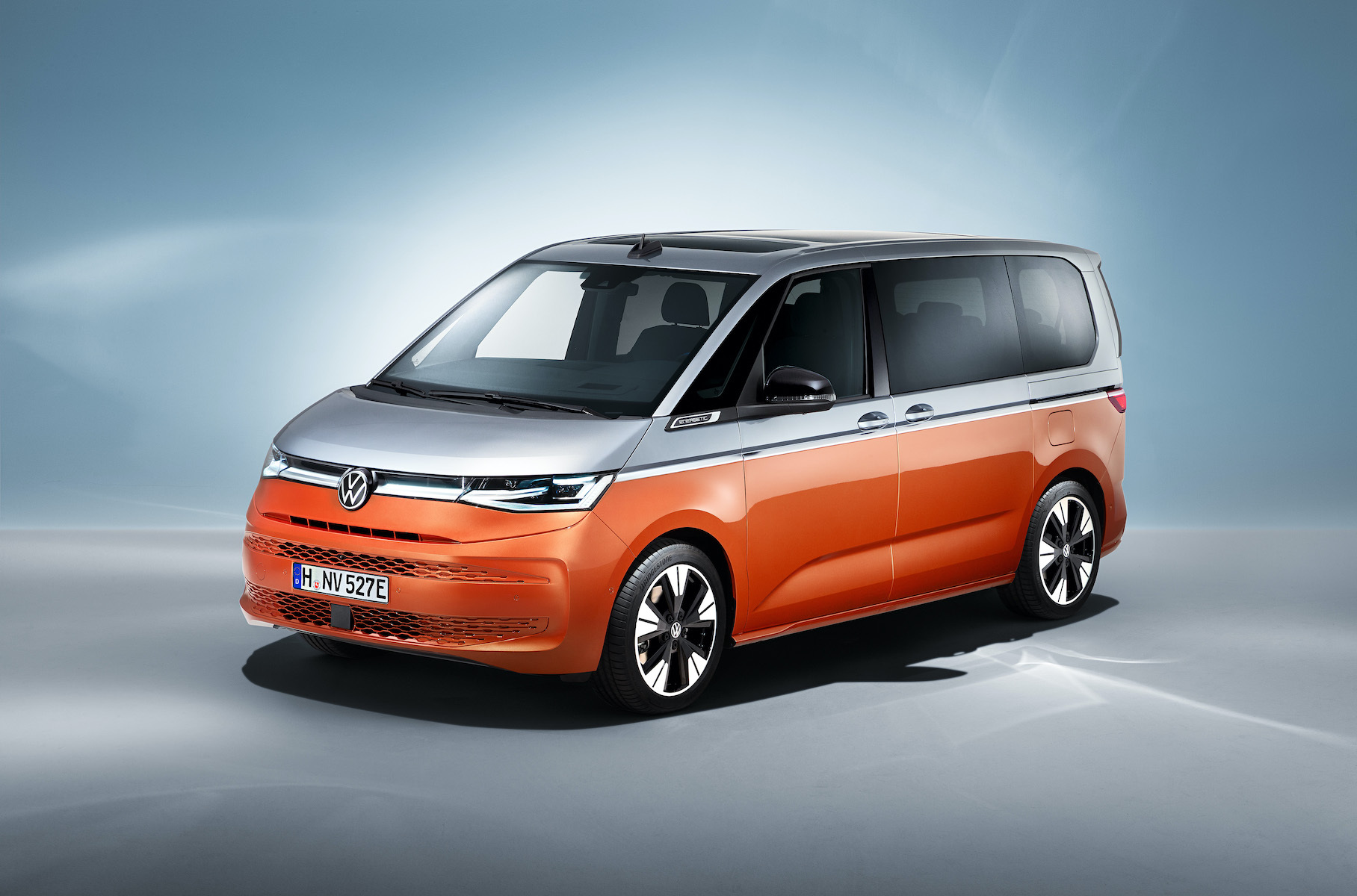 Салон-трансформер и подзаряжаемый гибрид: Volkswagen представил Multivan T7