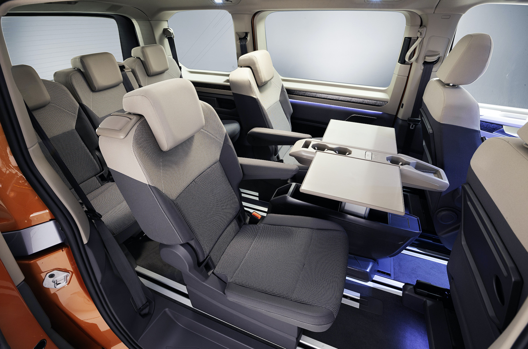 Салон-трансформер и подзаряжаемый гибрид: Volkswagen представил Multivan T7