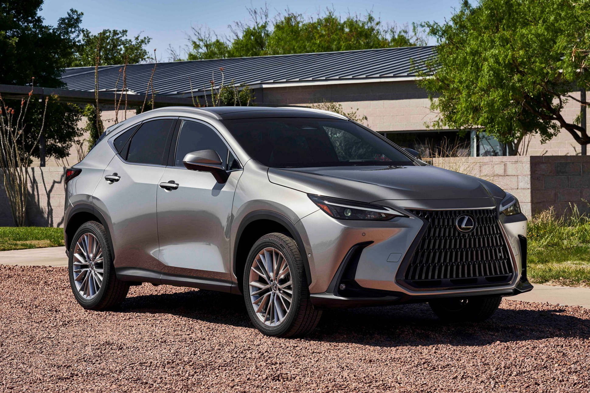 Новый Lexus NX обзавелся турбомотором 2.4 и отличился дизайном интерьера —  Motor