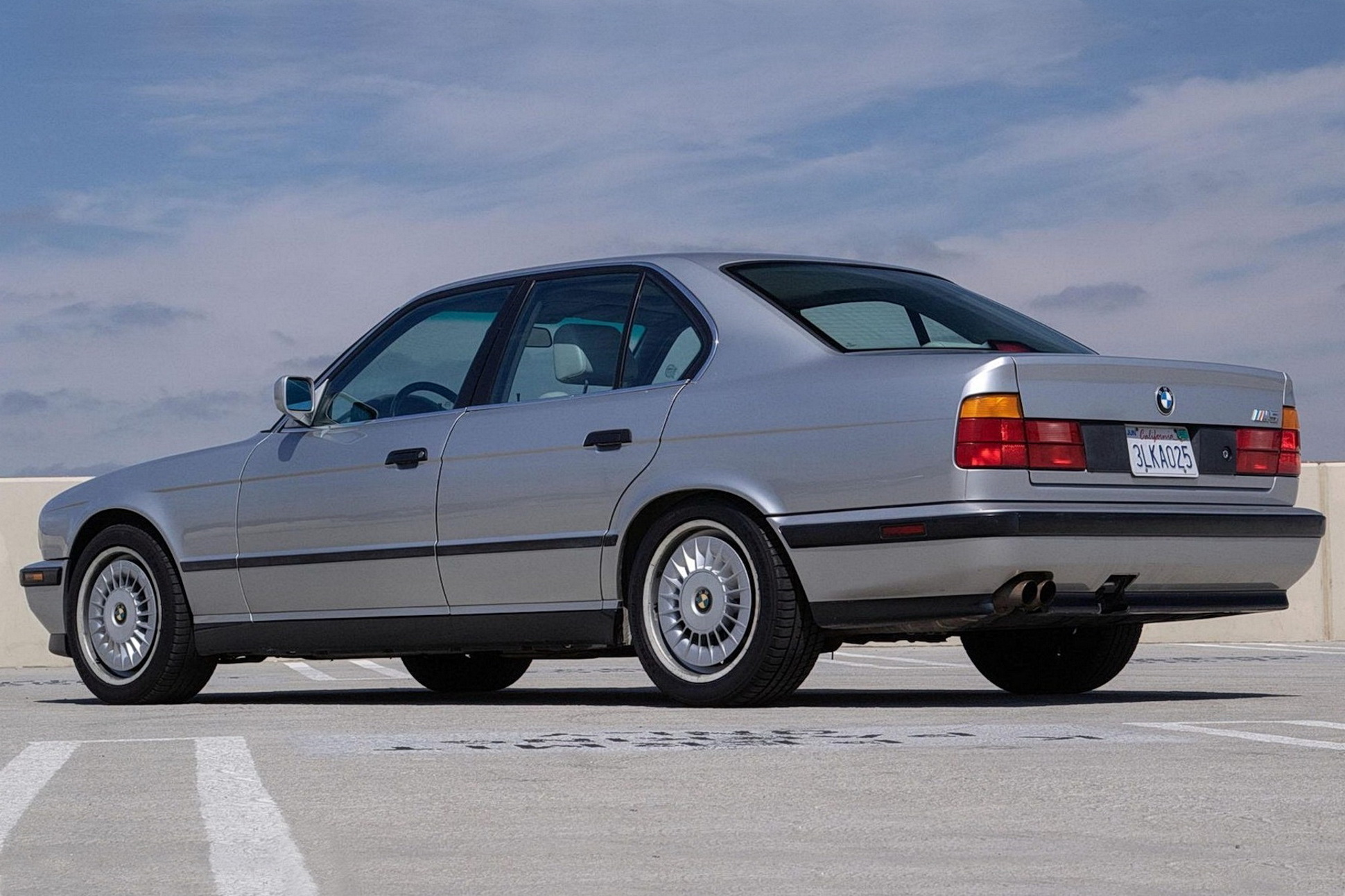 Ухоженную BMW M5 E34 с пробегом 396 тысяч км продают на аукционе — Motor