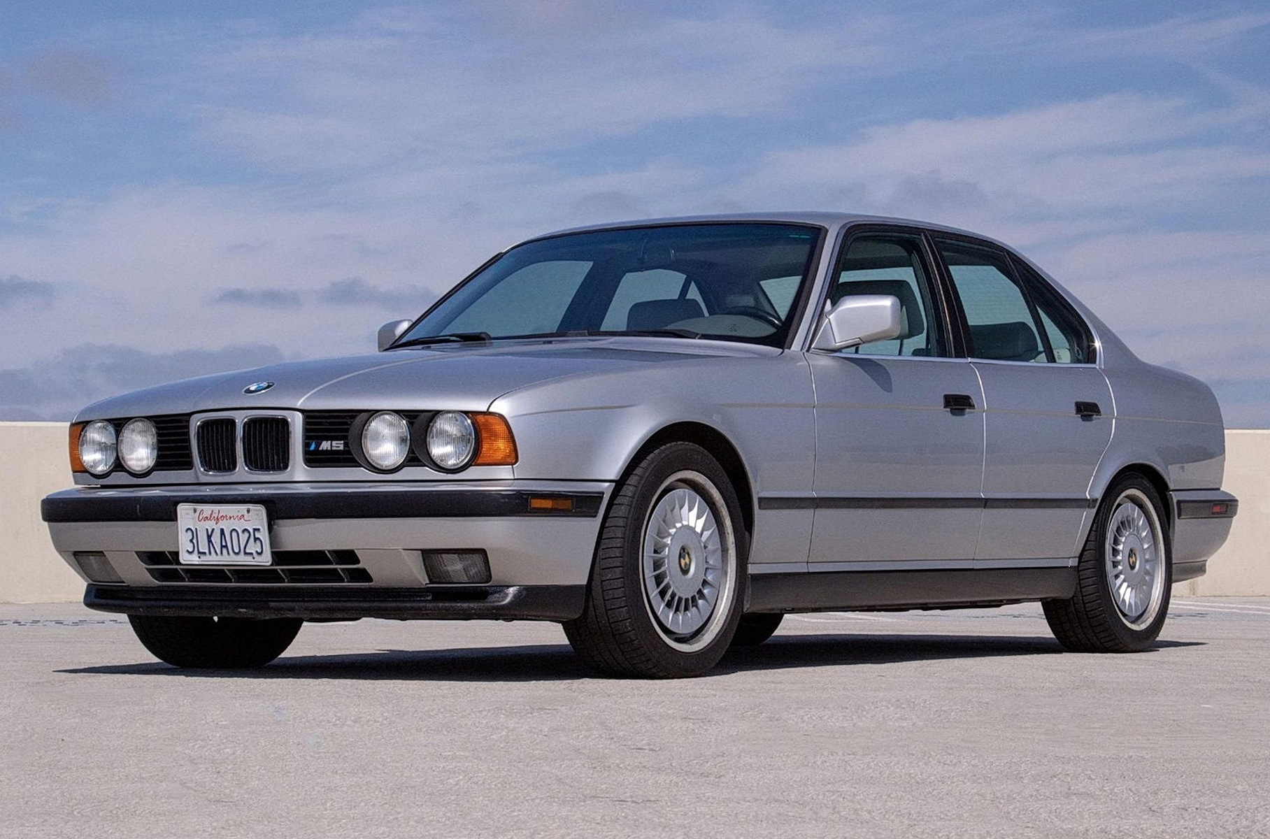 Ухоженную BMW M5 E34 с пробегом 396 тысяч км продают на аукционе