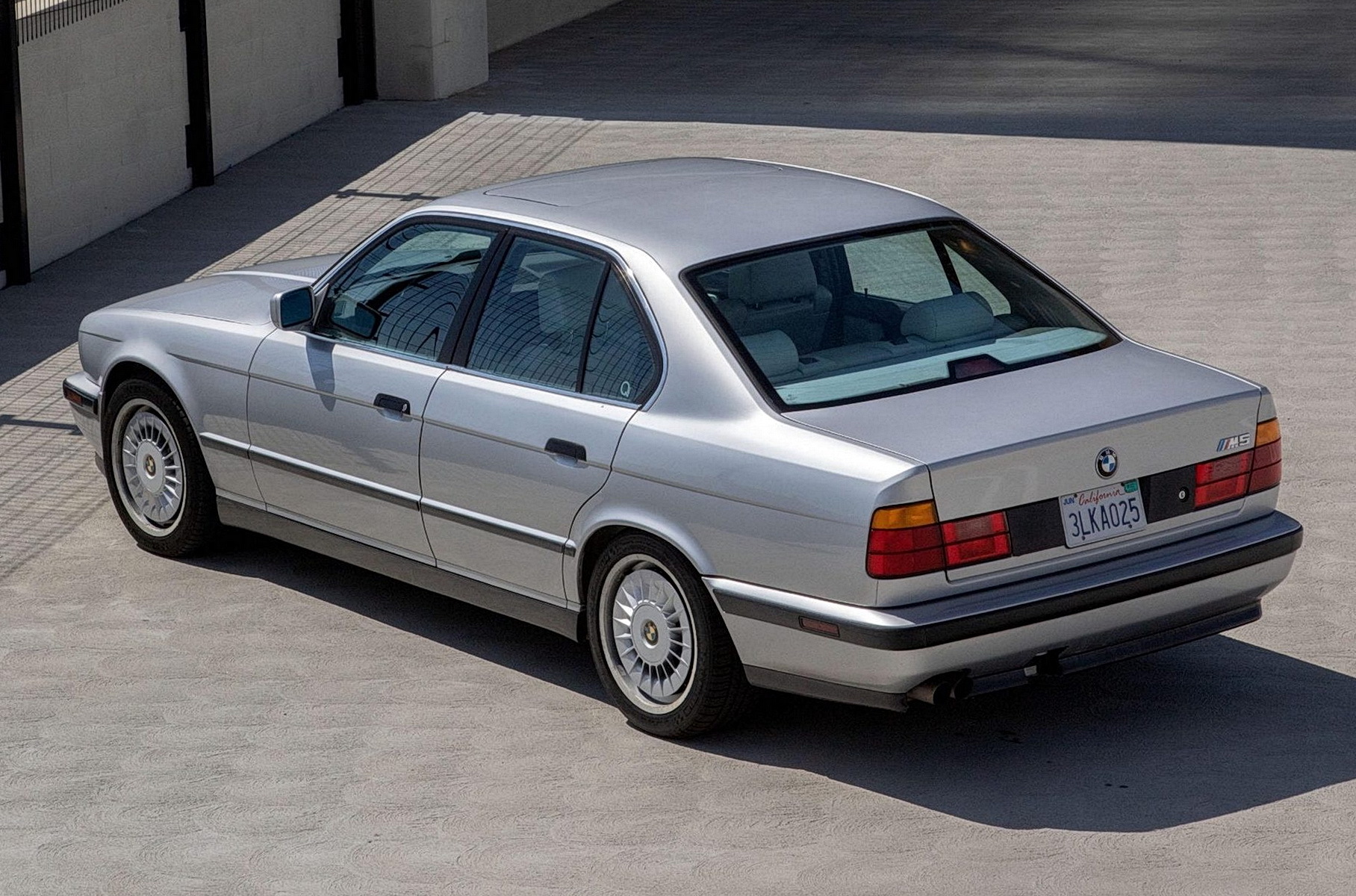 Ухоженную BMW M5 E34 с пробегом 396 тысяч км продают на аукционе