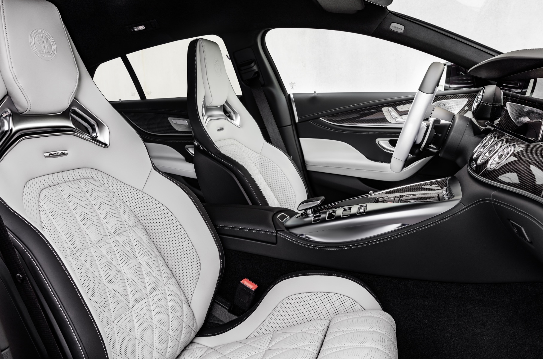Спорткару Mercedes-AMG GT 4-Door Coupe поменяли оснащение и подвеску