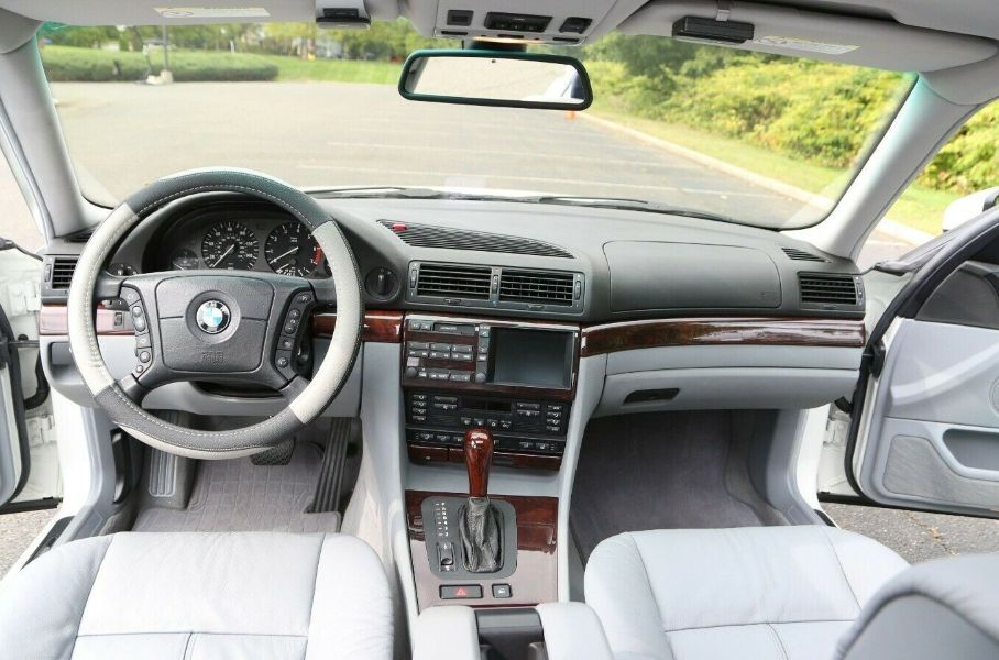Никто не захотел покупать идеальную 21-летнюю «семёрку» BMW. Продавец оценил машину в 5,7 миллиона рублей