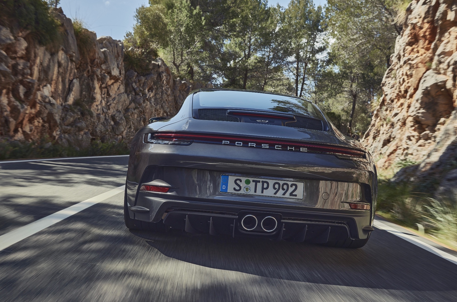 Экстремальный Porsche 911 GT3 обзавелся «спокойной» версией Touring