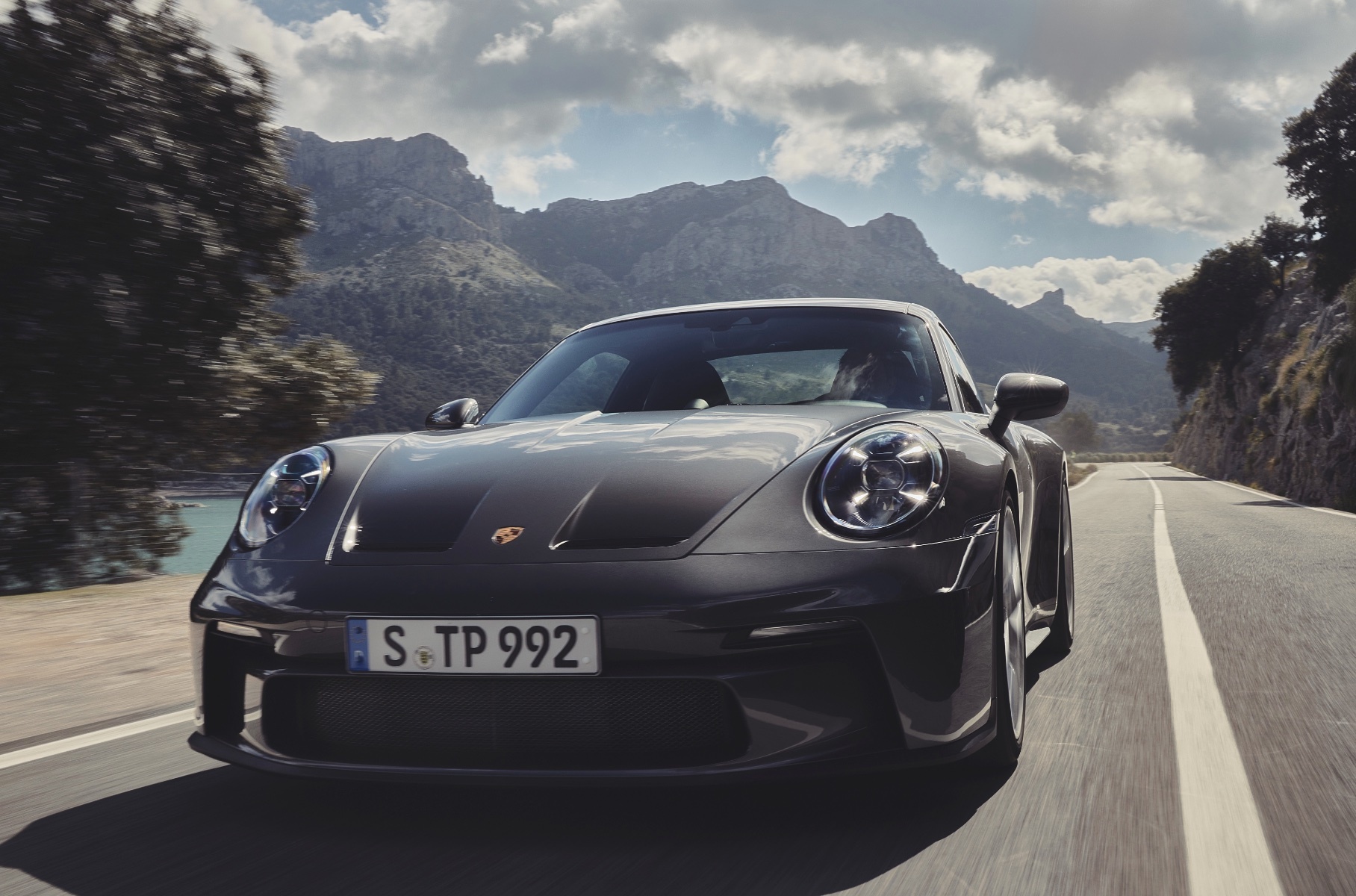 Экстремальный Porsche 911 GT3 обзавелся «спокойной» версией Touring