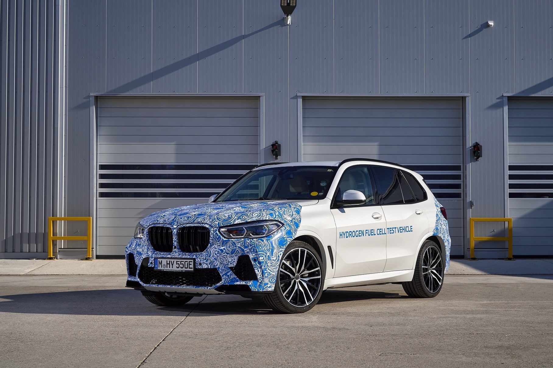 Водородомобили BMW начали тестировать на обычных дорогах