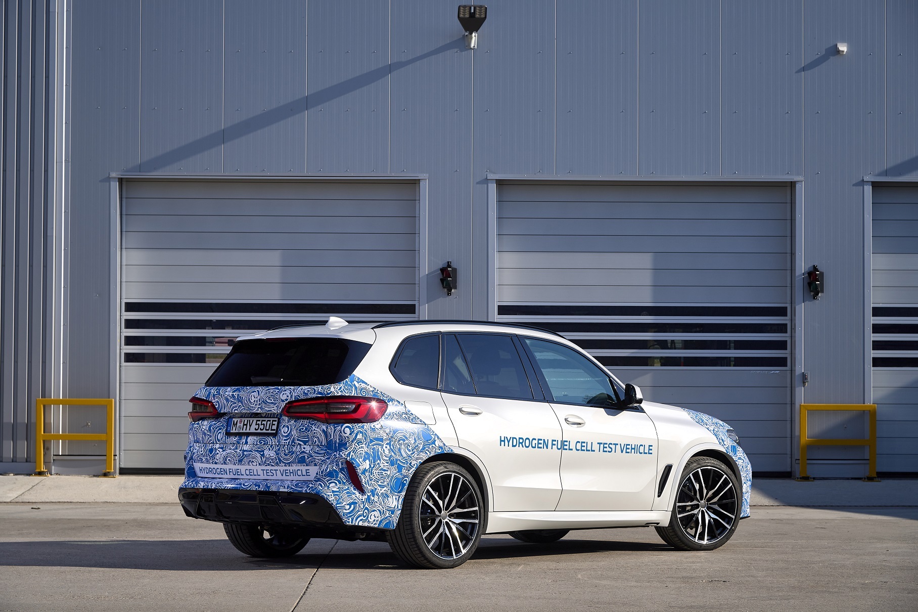 Водородомобили BMW начали тестировать на обычных дорогах