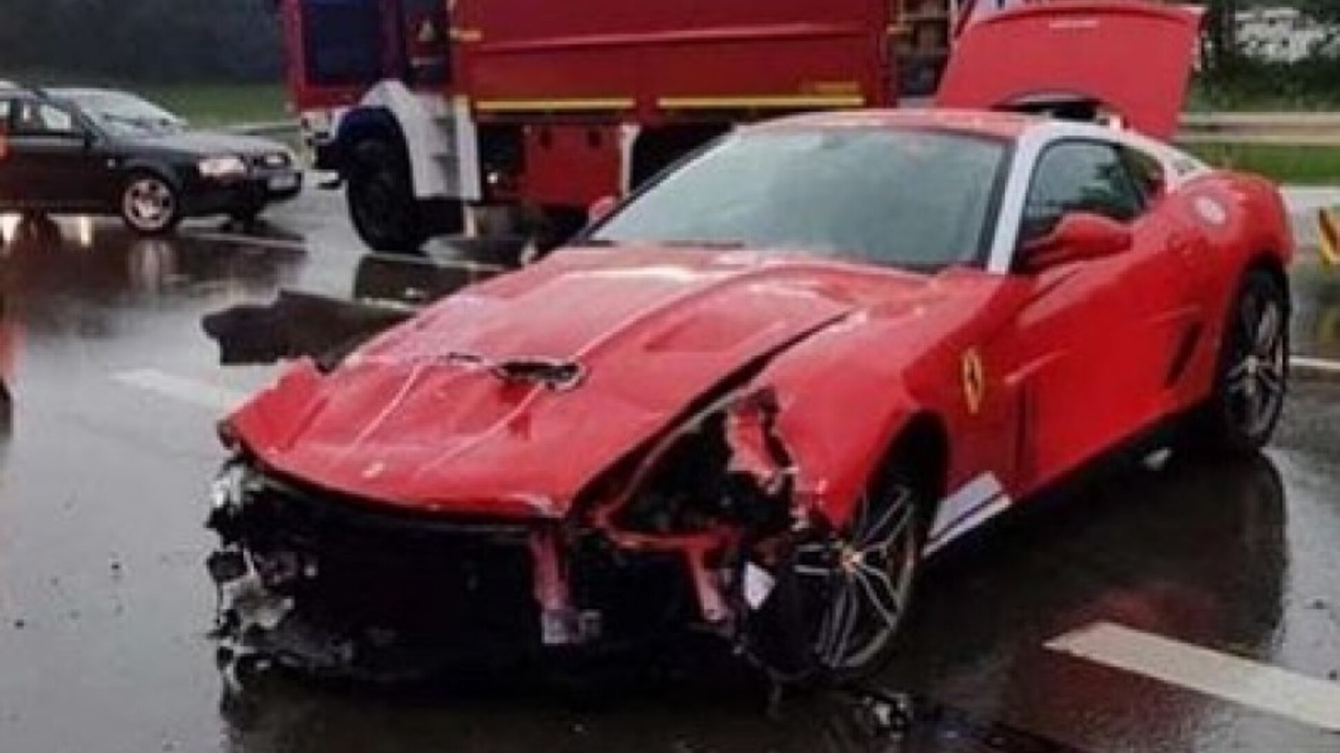 Водитель редчайшего Ferrari не справился с управлением и превратил суперкар  в утиль — Motor