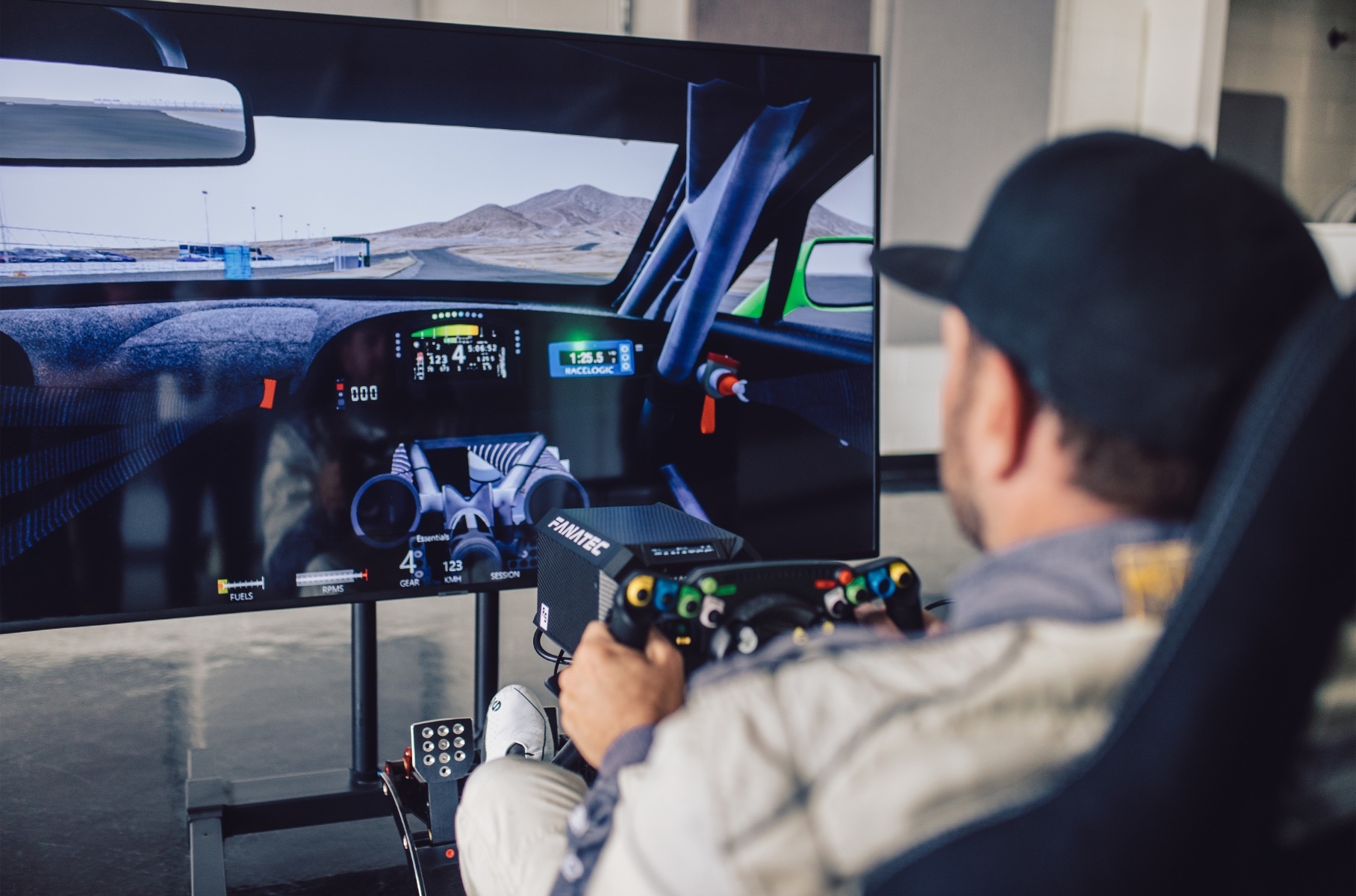 Bentley представила руль для реальных и виртуальных гонок