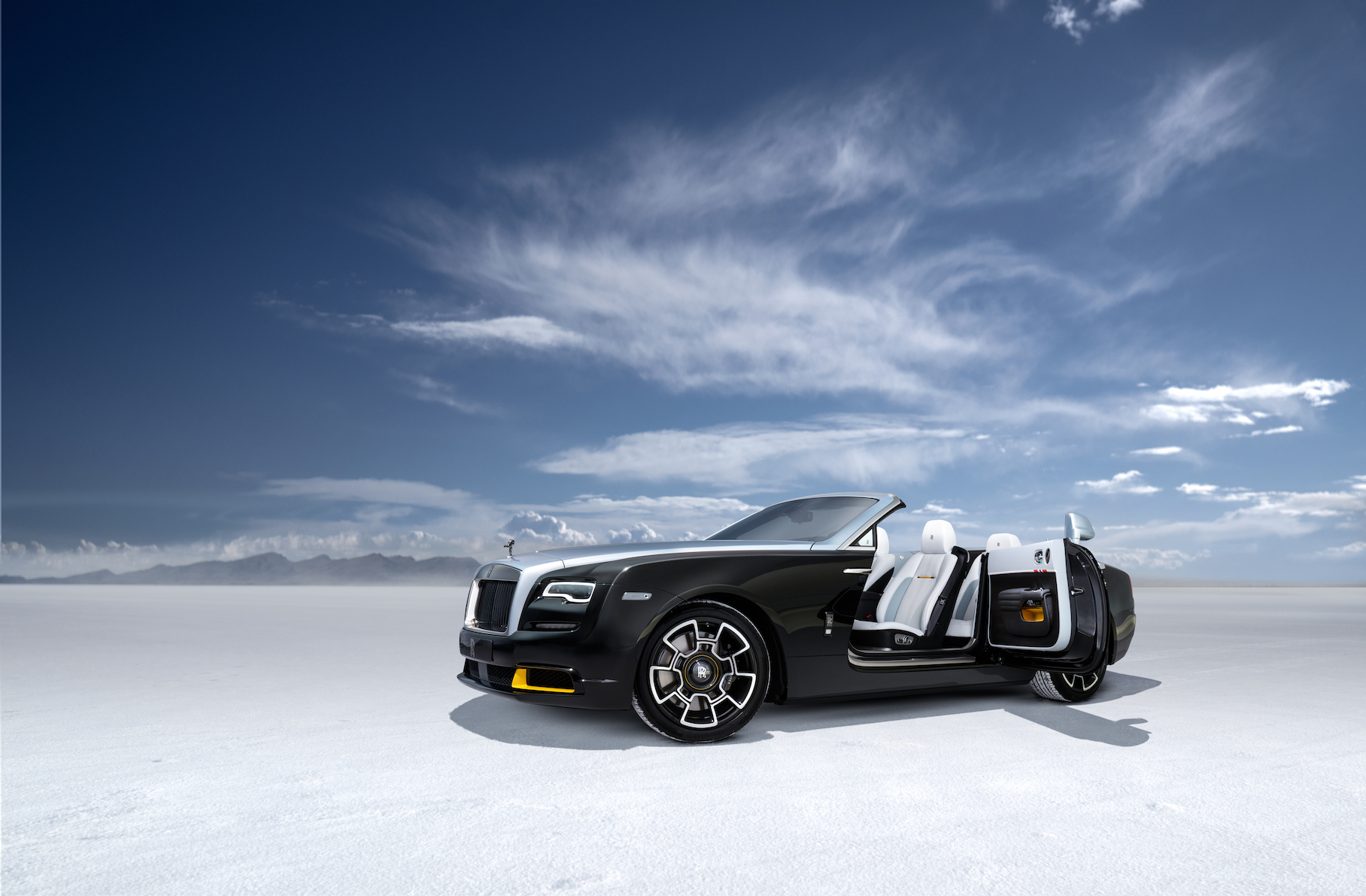 Rolls-Royce выпустил особые Wraith и Dawn в честь легендарного британского автогонщика