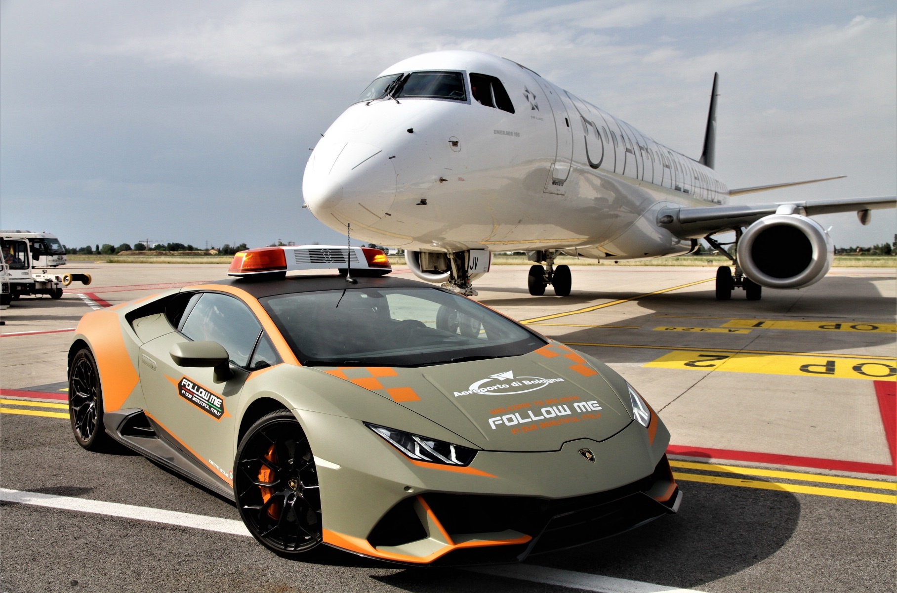 Lamborghini Huracan Evo стал машиной сопровождения в итальянском аэропорту