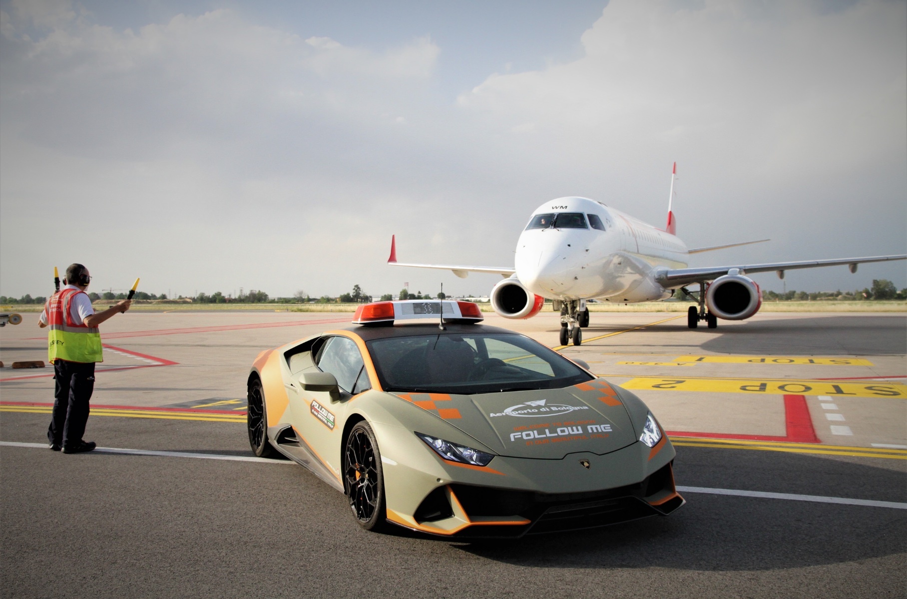 Lamborghini Huracan Evo стал машиной сопровождения в итальянском аэропорту