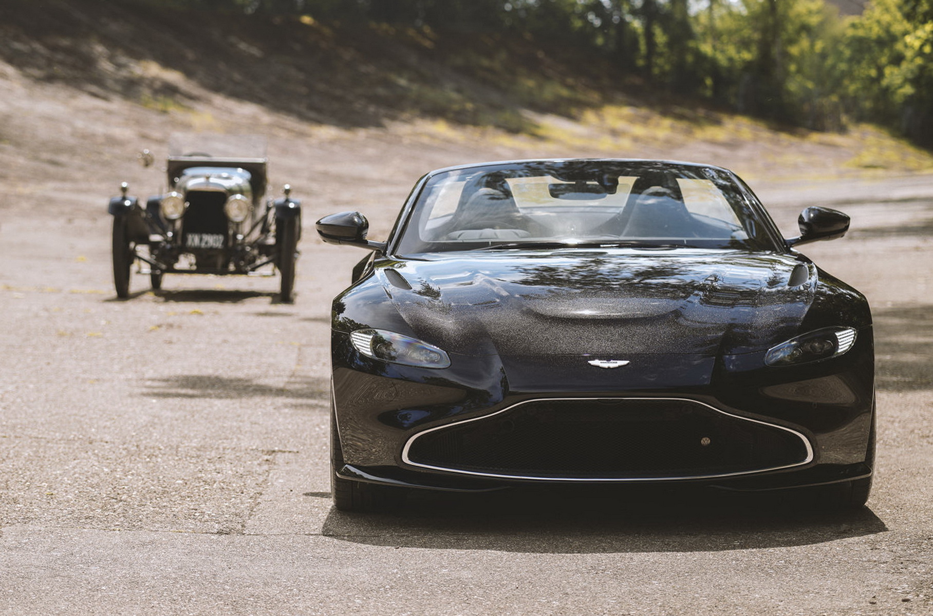 Родстер Aston Martin украсили латунью в честь столетнего юбилея