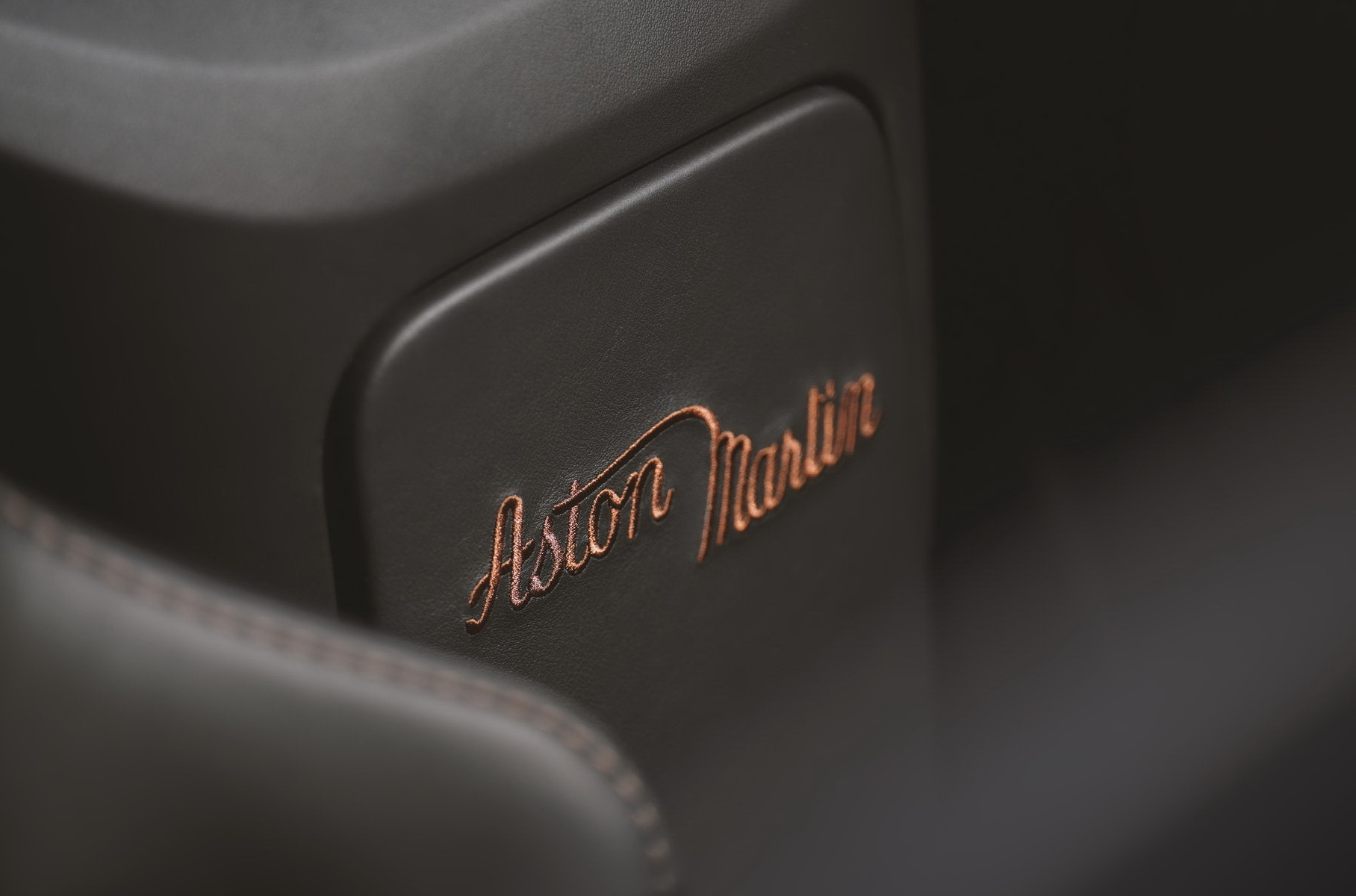 Родстер Aston Martin украсили латунью в честь столетнего юбилея