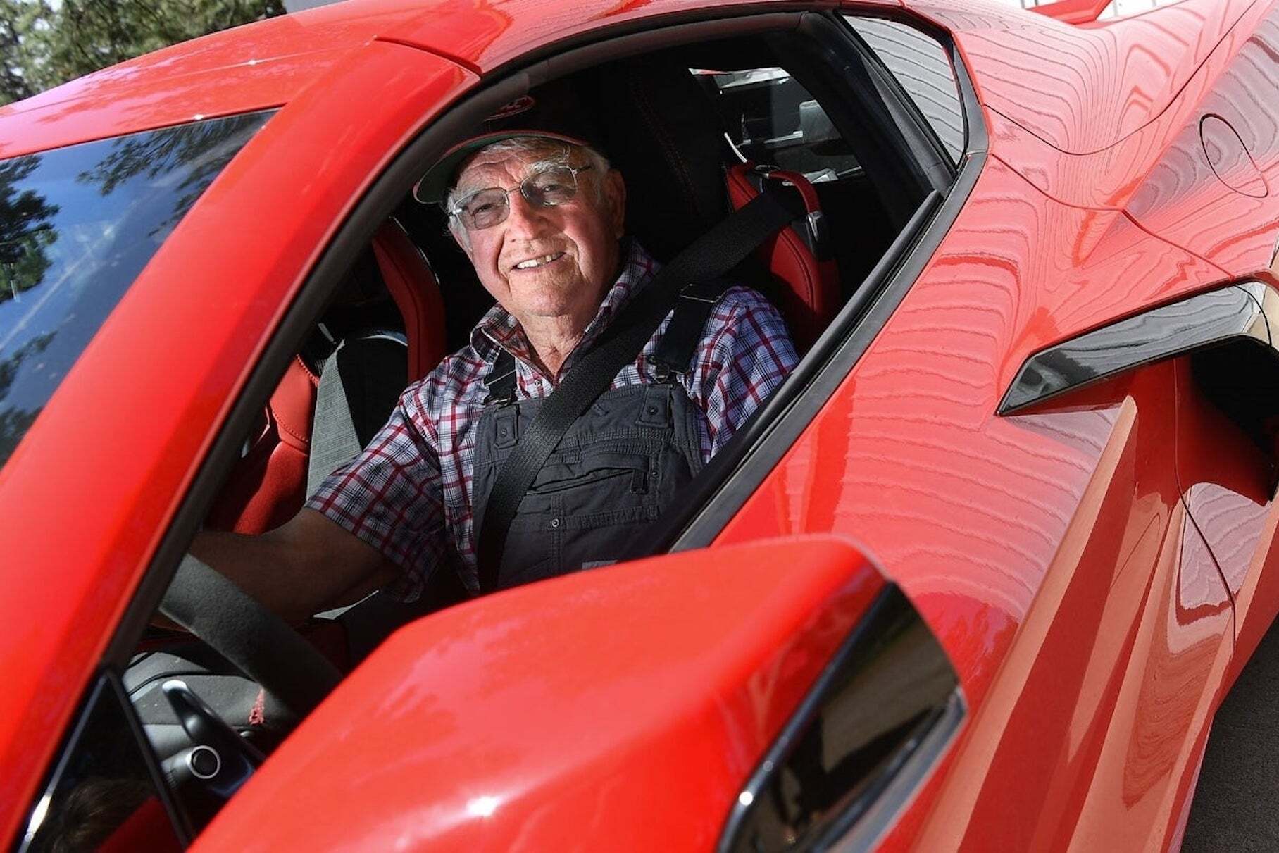 87-летний пенсионер купил 500-сильный Chevrolet Corvette и ездит на нем за продуктами