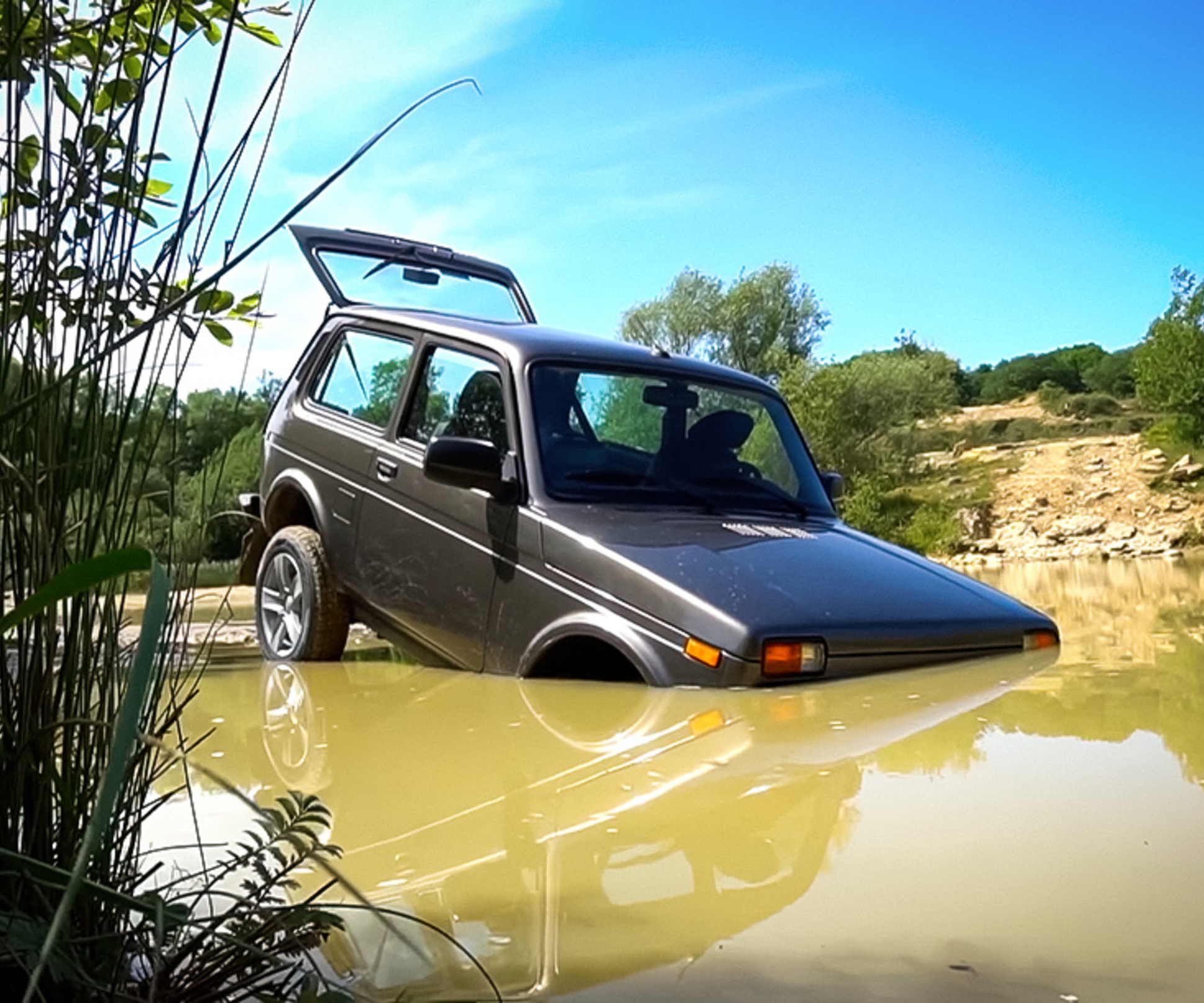 «Едет как танк». Европейцы протестировали Lada Niva на бездорожье