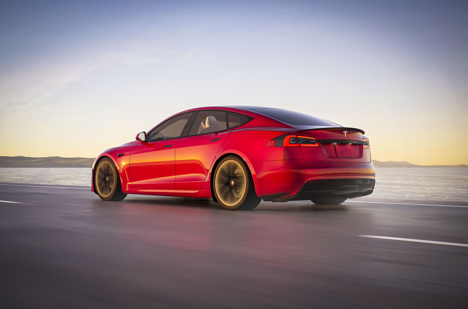 Самая мощная Tesla Model S загорелась прямо во время движения