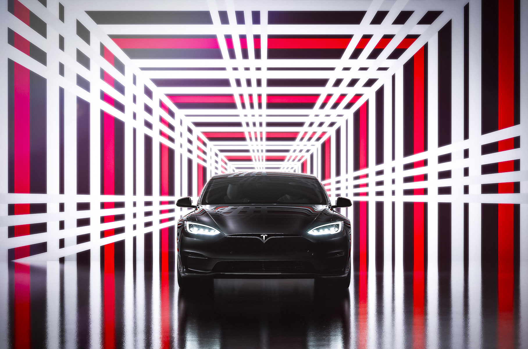 Самая мощная Tesla Model S загорелась прямо во время движения