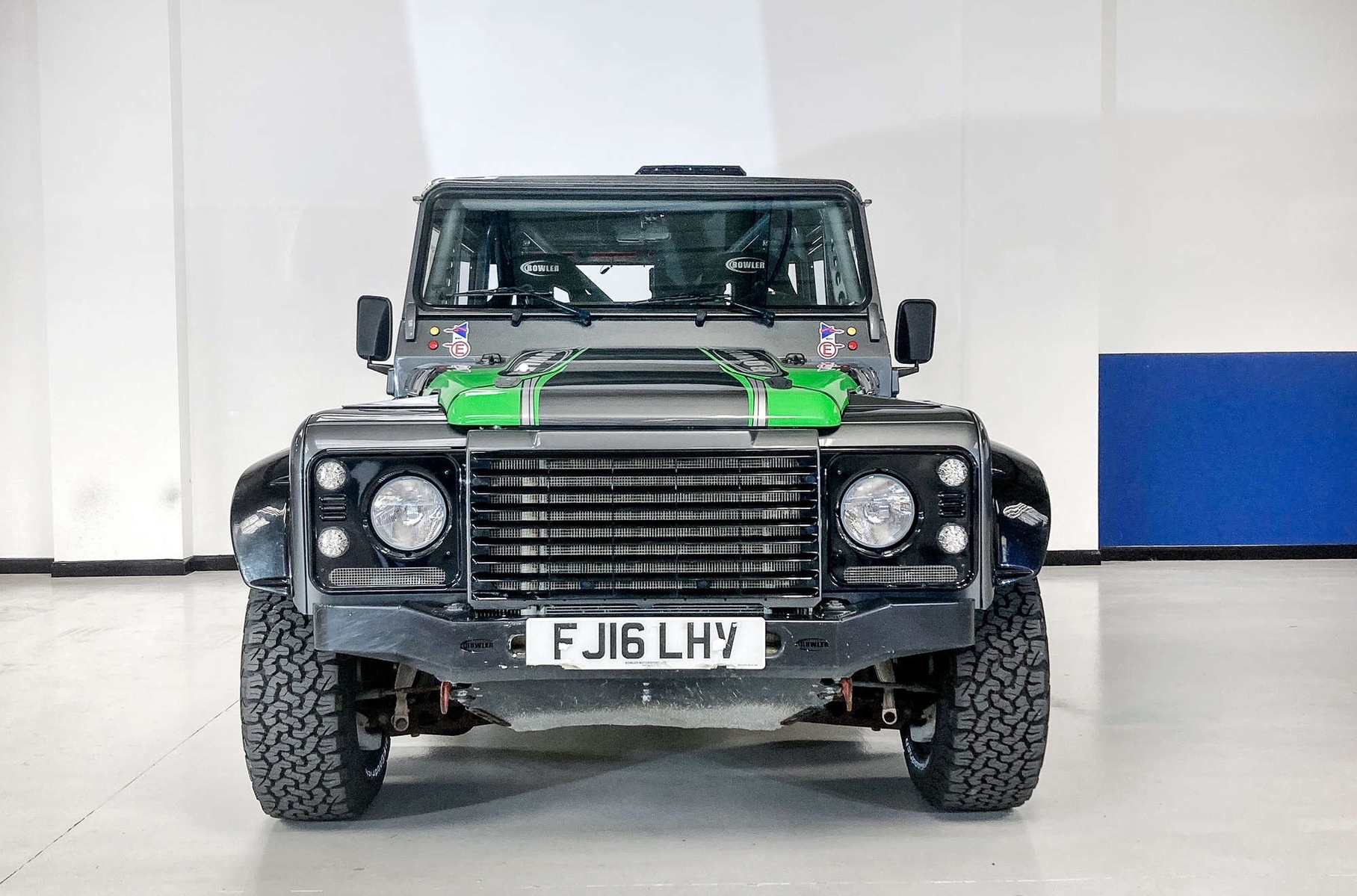 Самый быстрый и мощный Land Rover Defender продадут с аукциона