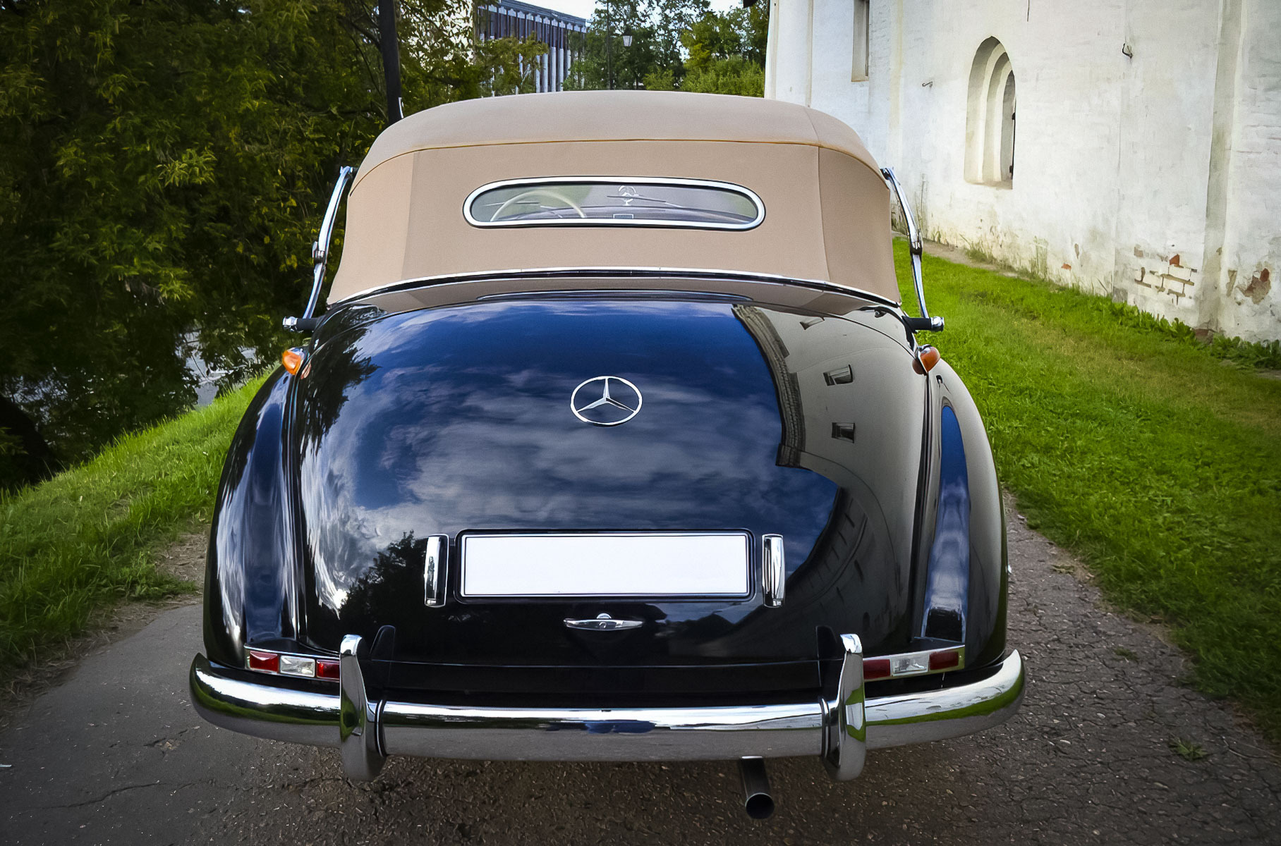 Редчайший 67-летний кабриолет Mercedes-Benz в идеальном состоянии продают в Москве за 21,7 миллиона рублей