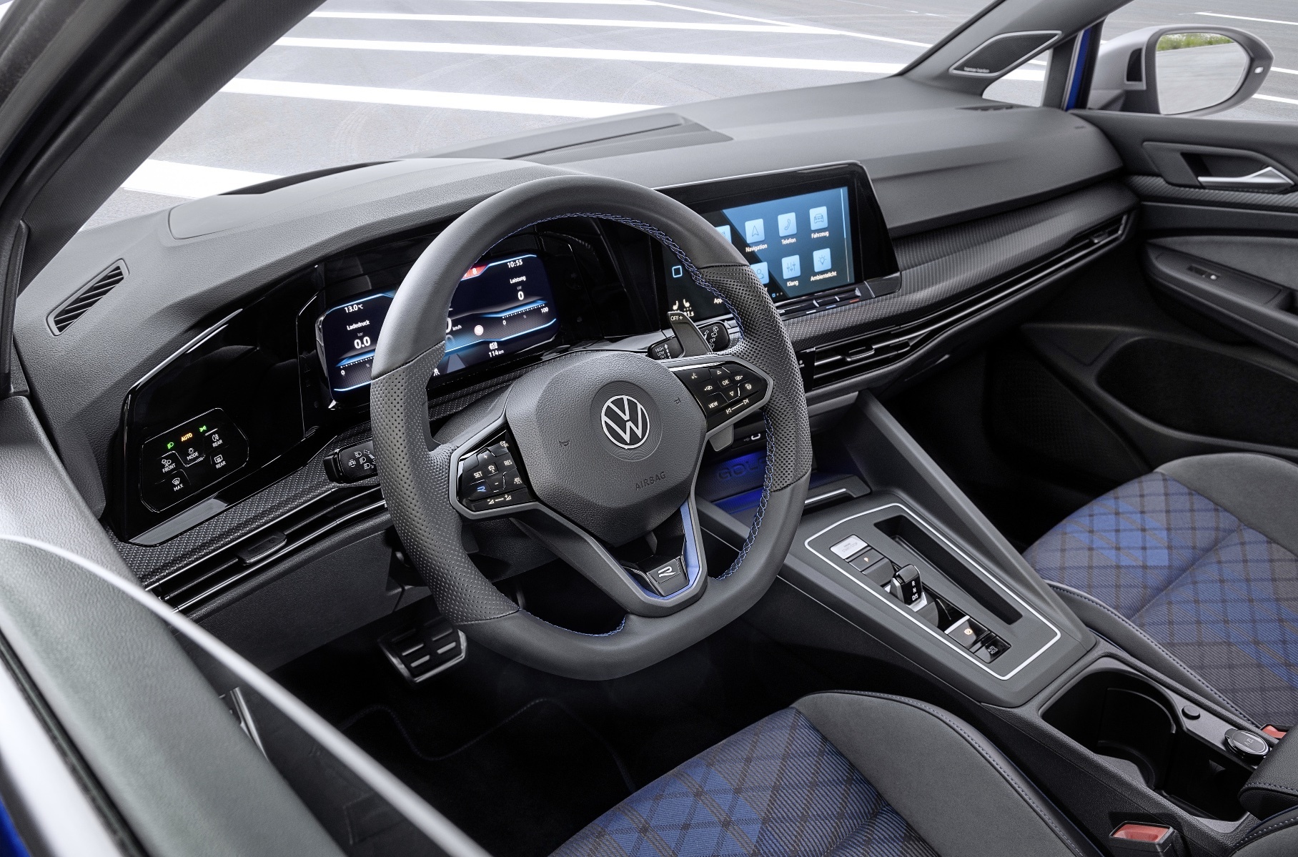 Новый Volkswagen Golf R стал универсалом