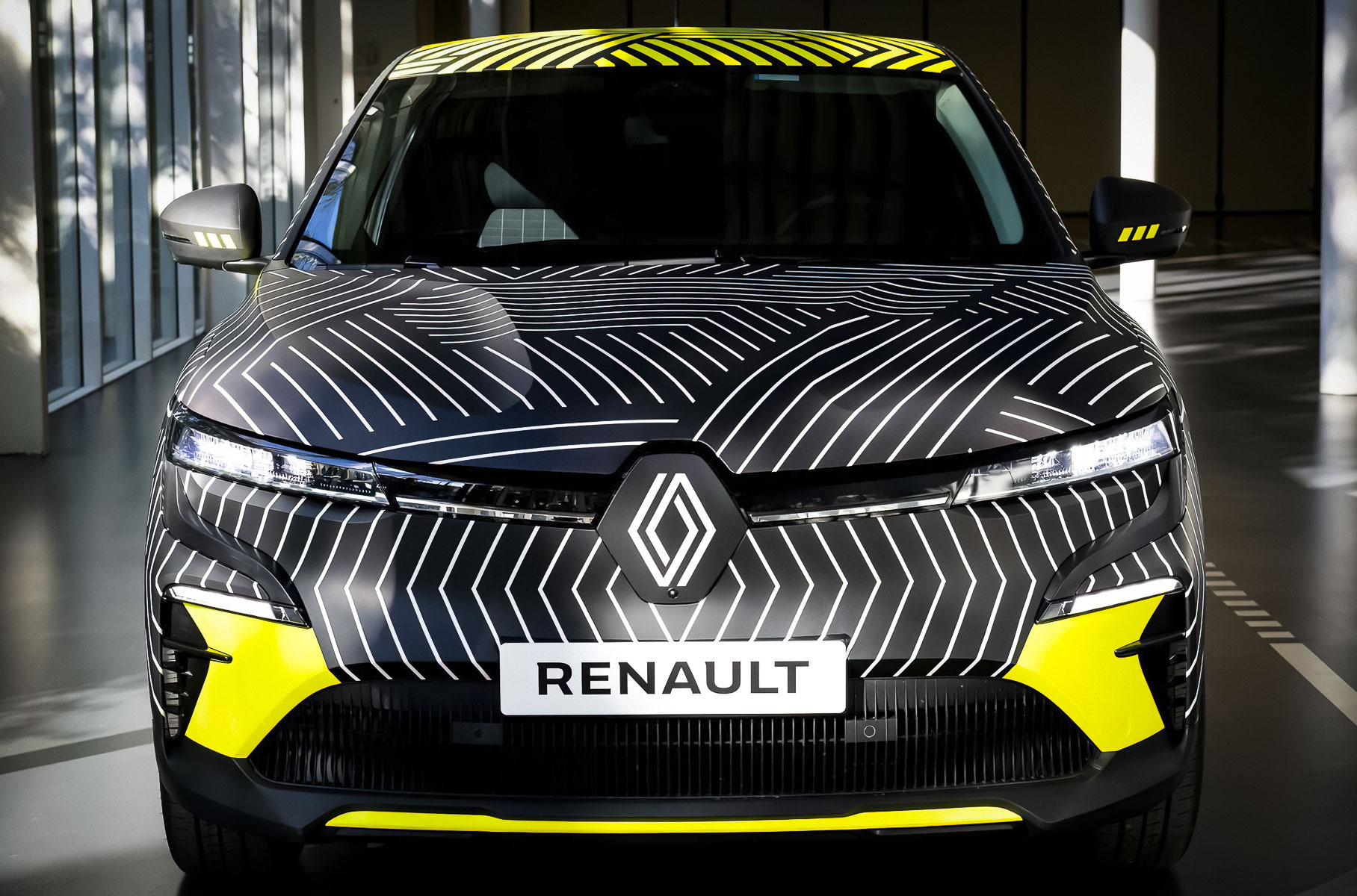 Стало известно, когда дебютирует электрический Renault Megane