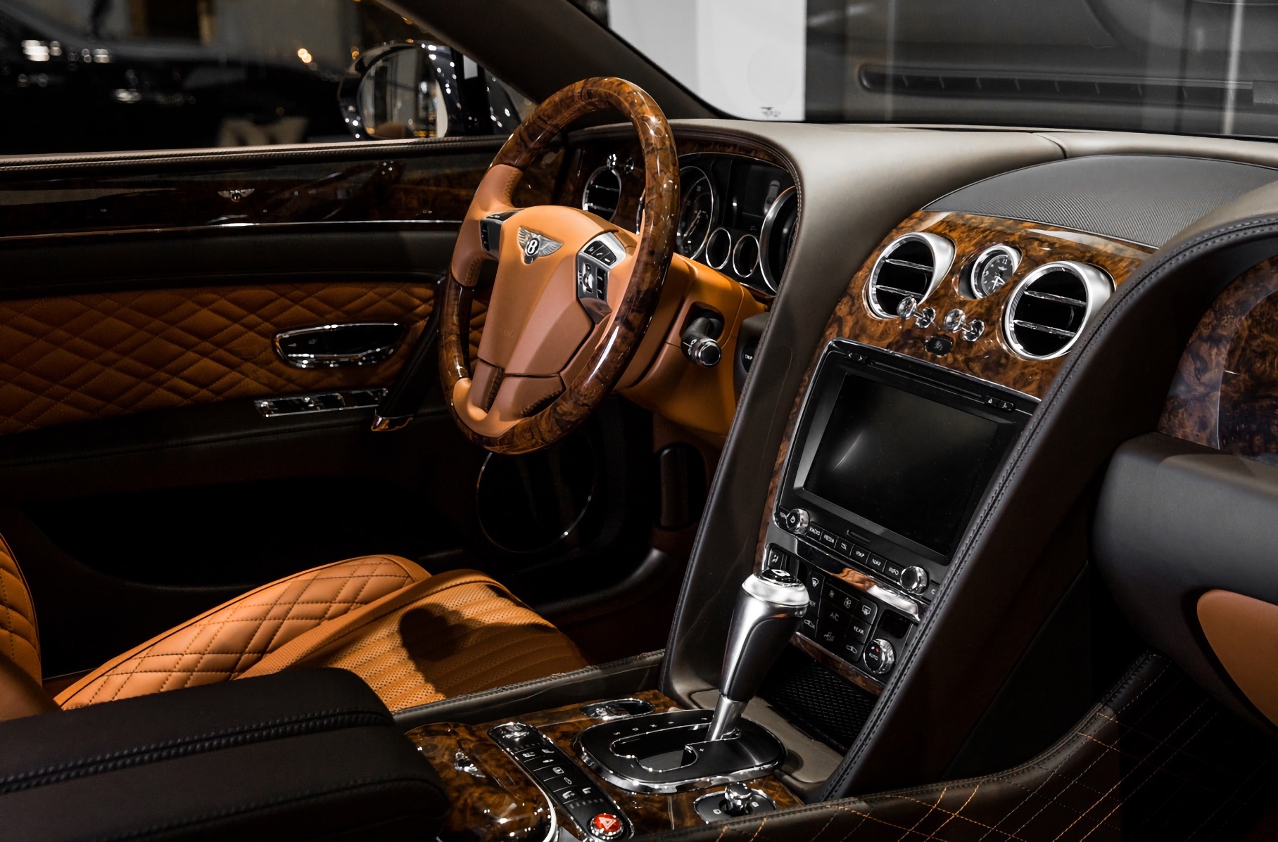 Пурпурный Bentley Bentayga стал тысячной работой ателье Mulliner