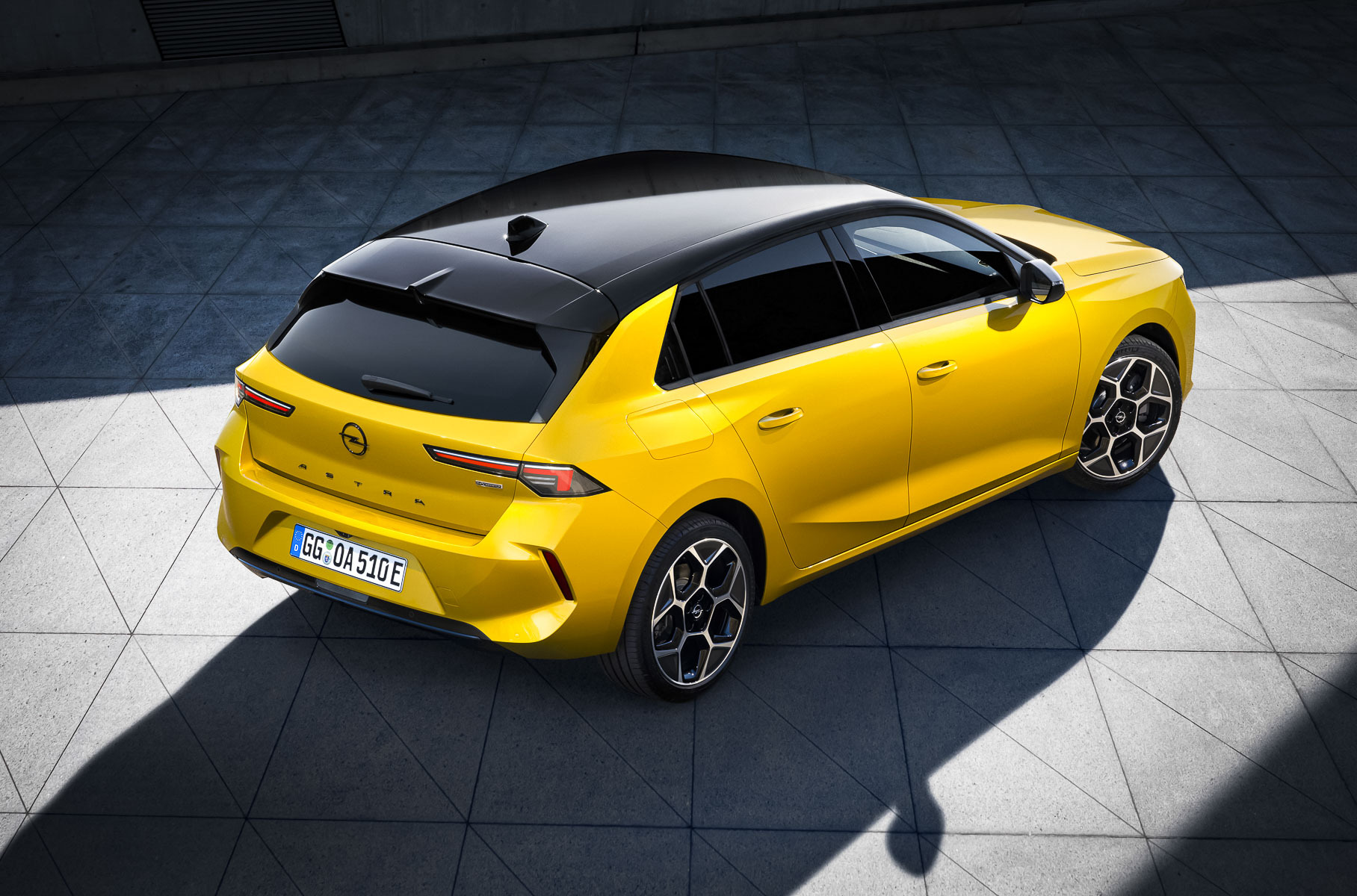 Opel Astra сменила поколение и впервые стала гибридом