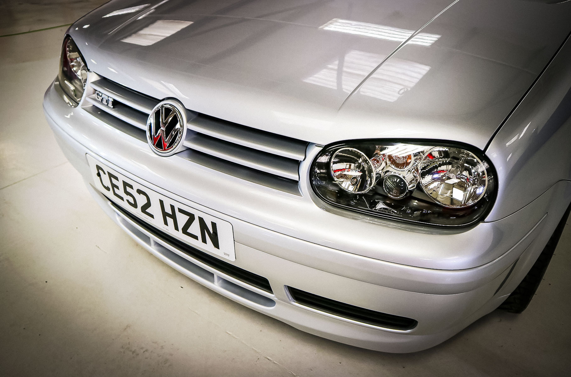 На торги выставили Volkswagen Golf GTI без пробега, который на 19 лет забыли в гараже