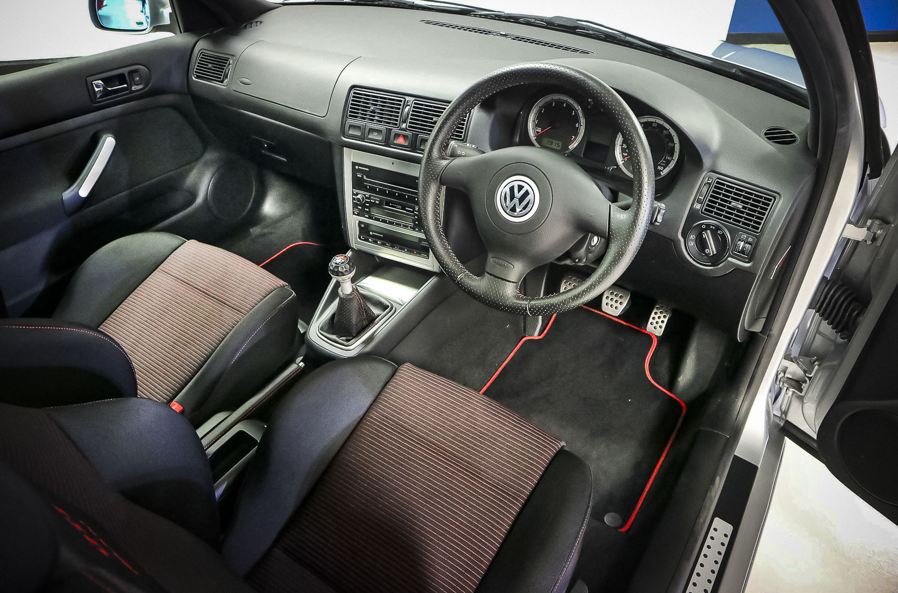 На торги выставили Volkswagen Golf GTI без пробега, который на 19 лет забыли в гараже
