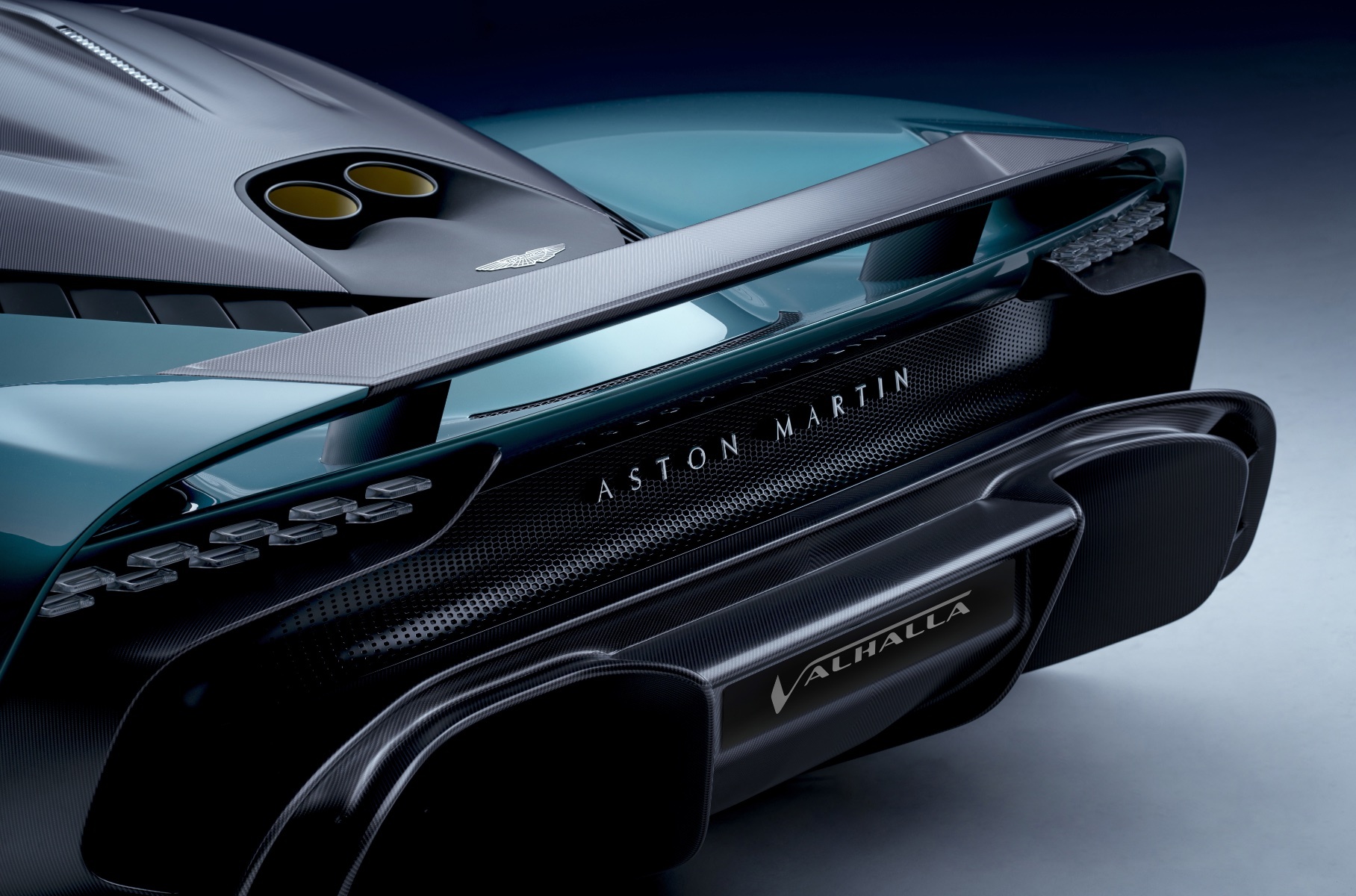 Aston Martin представил гибридный суперкар Valhalla