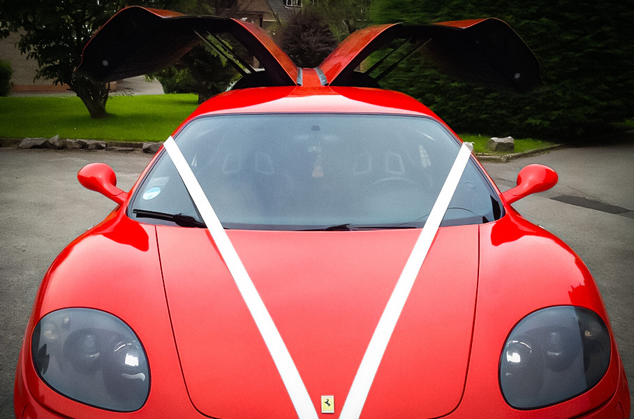 На продажу выставили уникальный Ferrari. Это лимузин и у него восемь мест