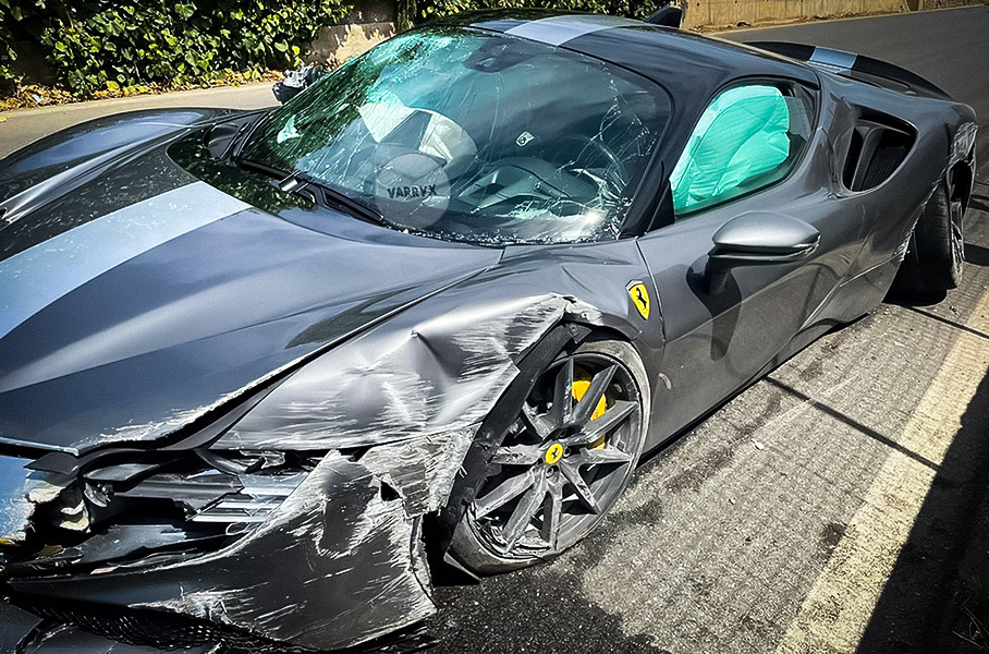 Быстрейший Ferrari разбили о бетонный забор