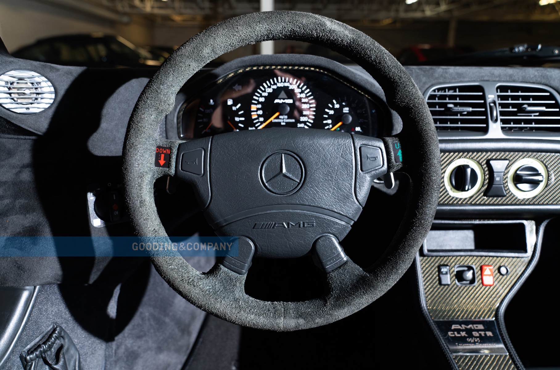 Редчайший Mercedes-Benz CLK GTR подорожал вдвое меньше чем за три года