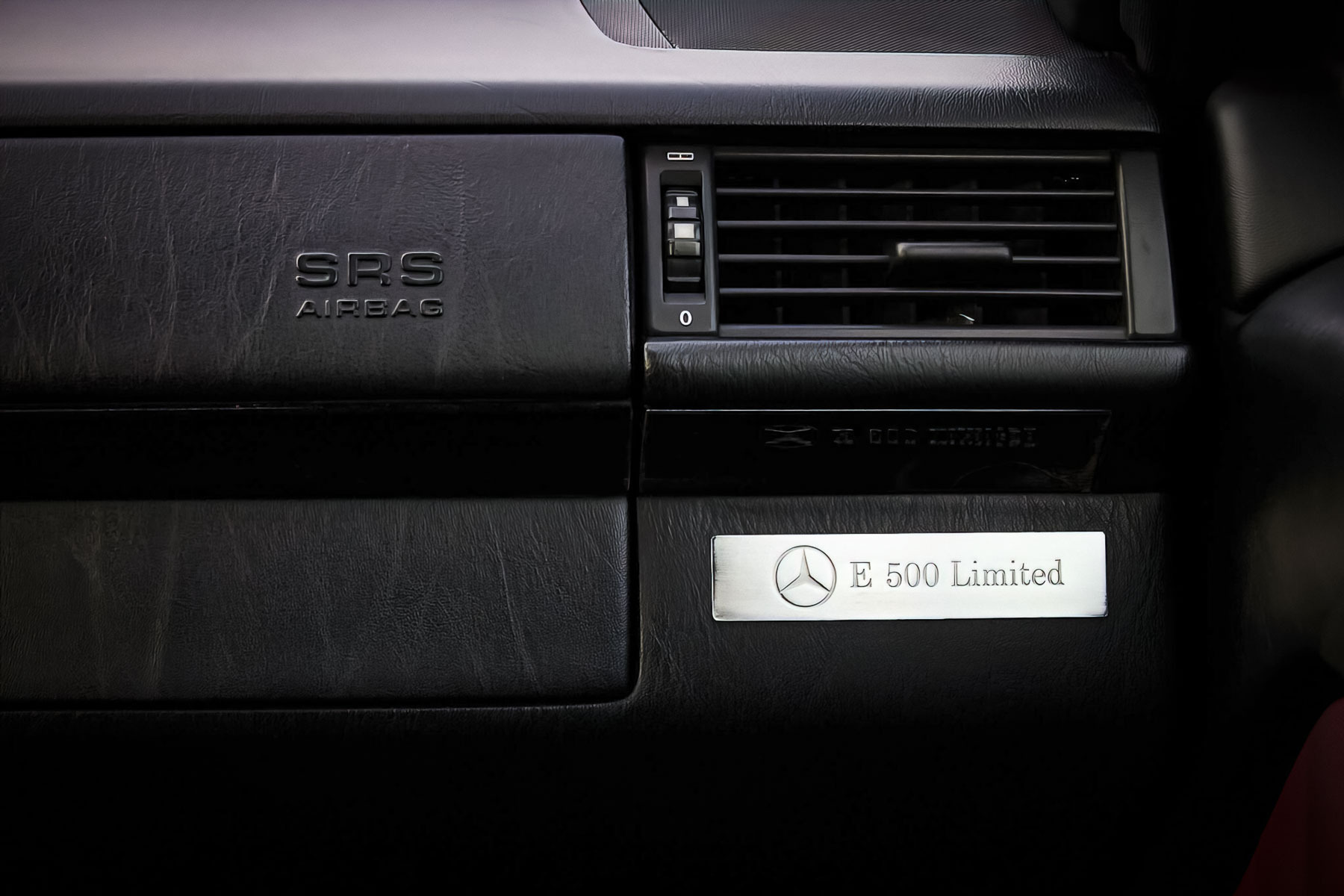 Редчайший 26-летний Mercedes-Benz E‑класса продали в России в полтора раза дороже нового