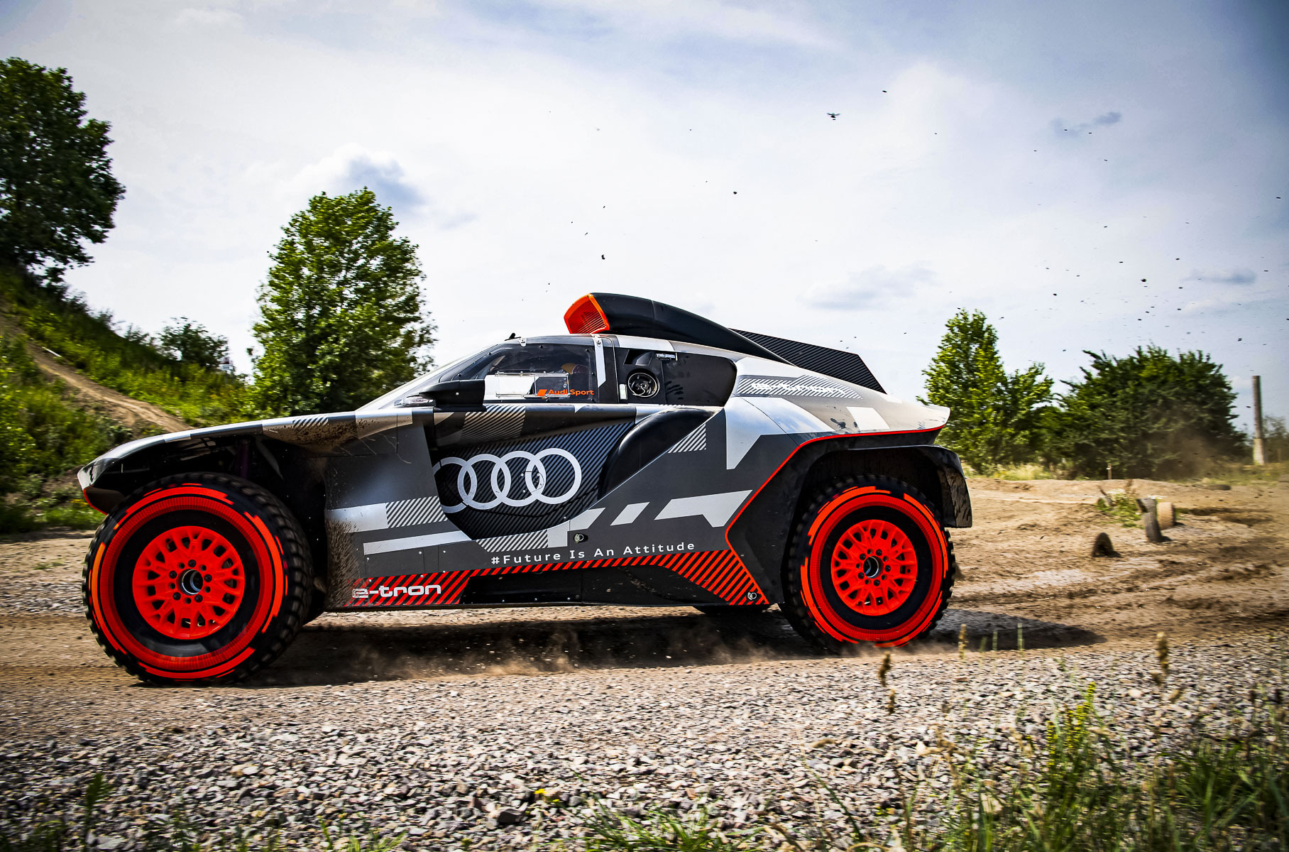 Audi приступила к испытаниям гибридного внедорожника для «Дакара»