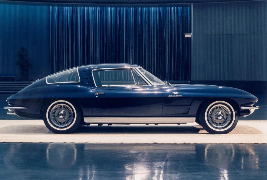 Посмотрите на четырехместный Chevrolet Corvette, которого никогда не было