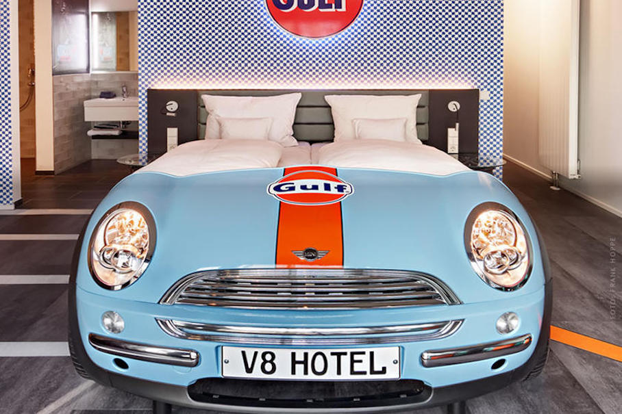Посмотрите на отель V8, кровати в котором сделаны из настоящих автомобилей