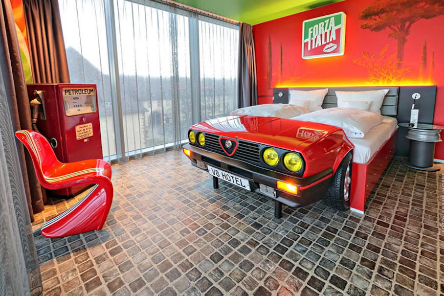 Посмотрите на отель V8, кровати в котором сделаны из настоящих автомобилей
