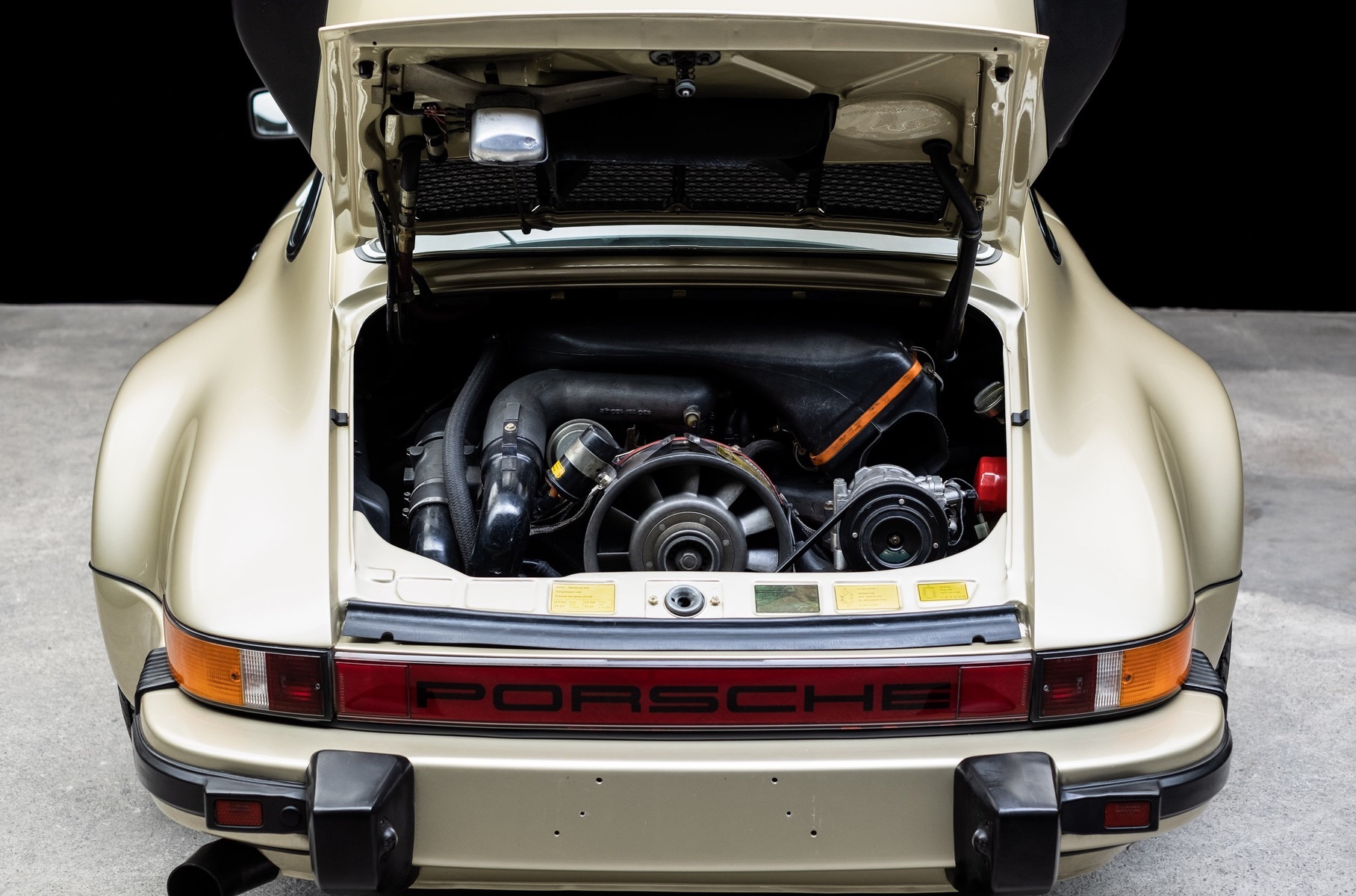 Один из ранних Porsche 930 Turbo выставили на продажу