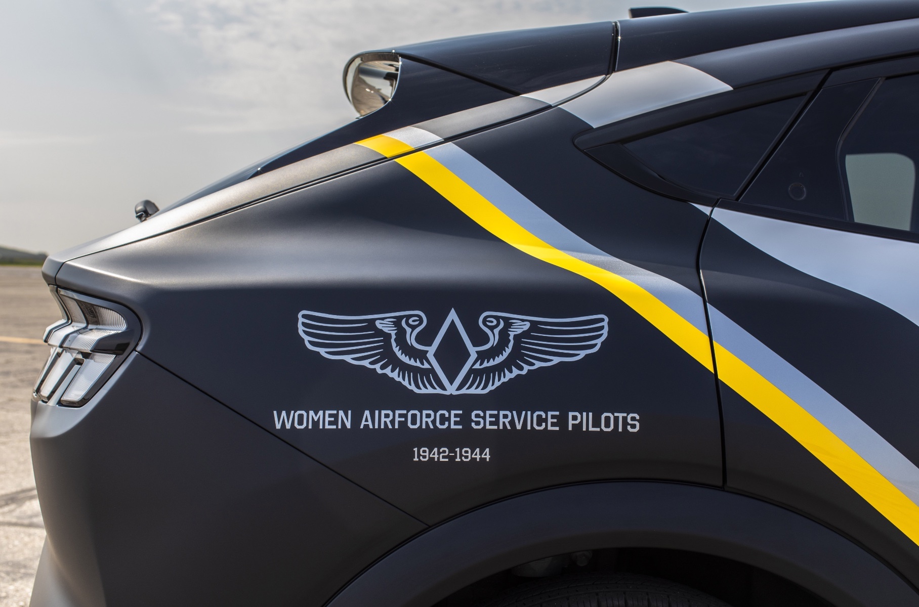Спецверсию Ford Mustang Mach-E посвятили женщинам-пилотам Второй мировой