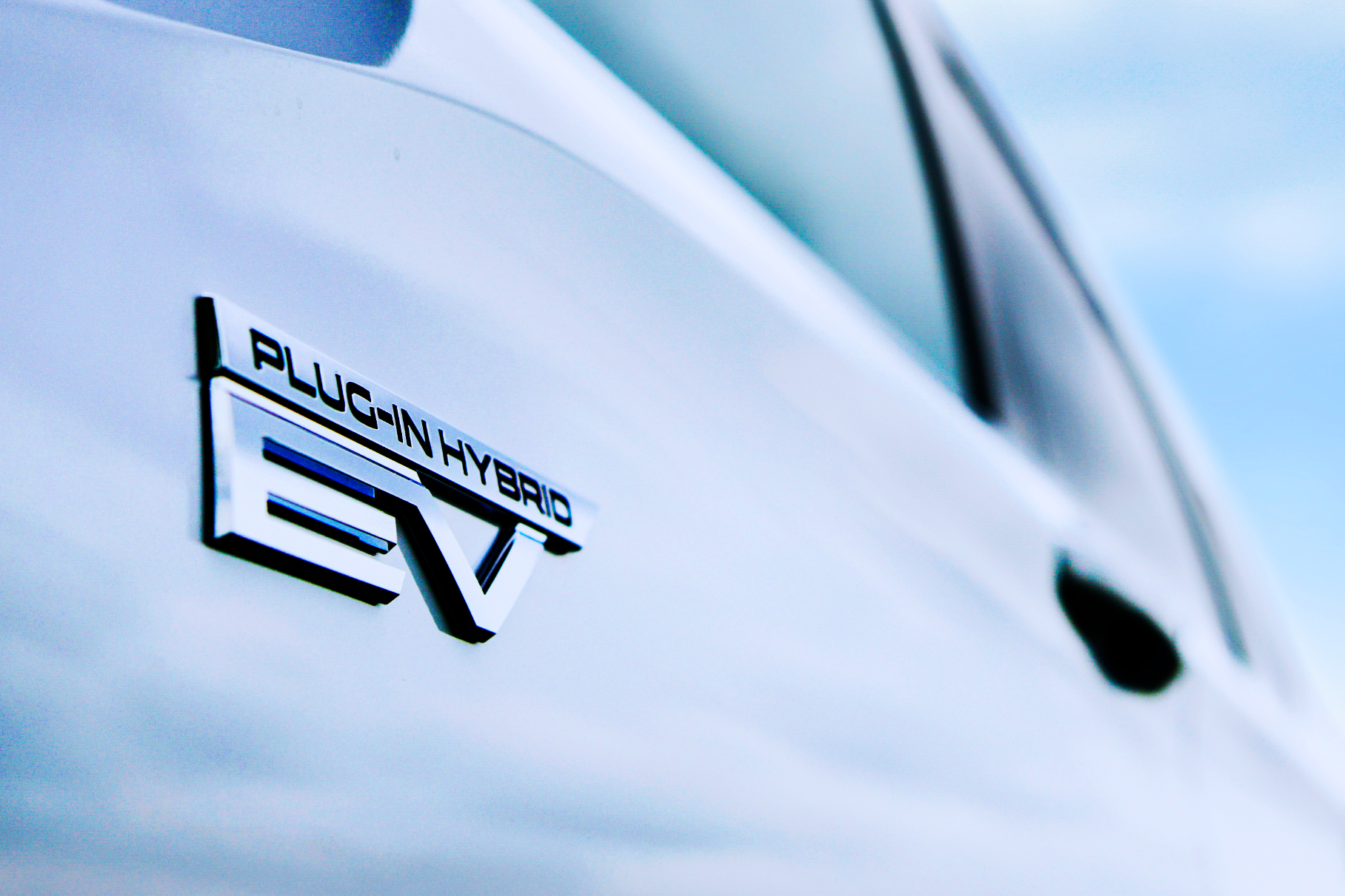 Появились подробности о новом гибридном Mitsubishi Outlander PHEV